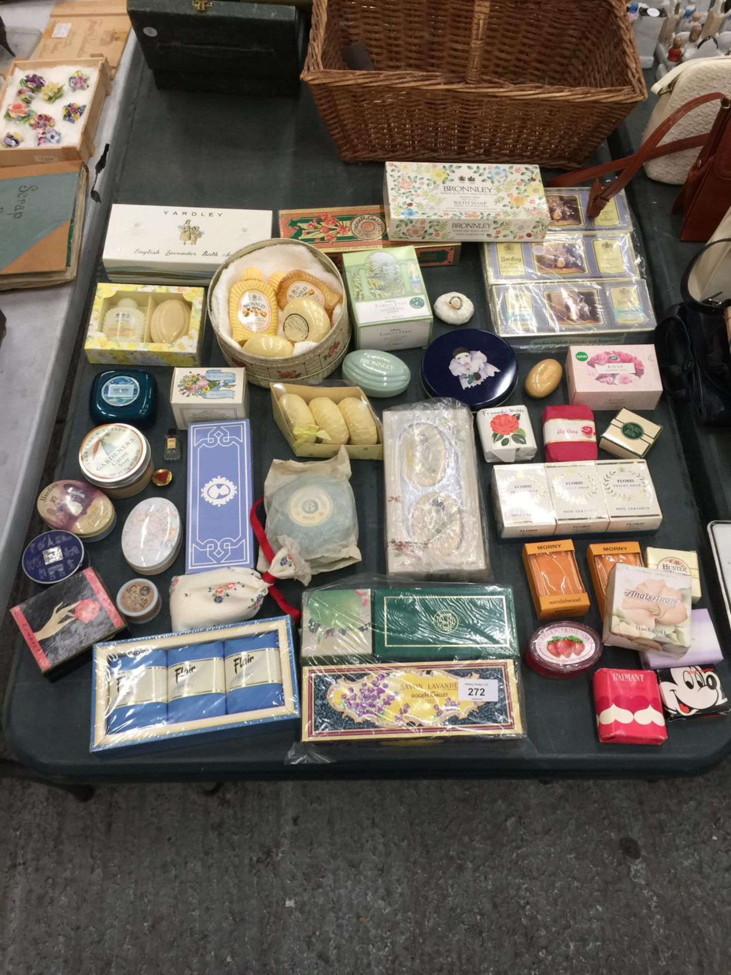 A LARGE QUANTITY OF VINTAGE SOAPS TO INCLUDE YARDLEY, BRONNLEY, ETC