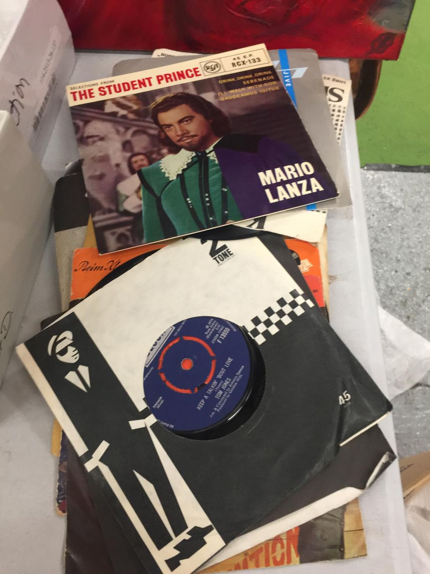 A QUANTITY OF 45RPM VINYL SINGLE RECORDS TO INCLUDE ROD STEWART, JONA LEWIE, FLEETWOOD MAC, CLIFF - Image 3 of 3
