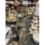 A QUANTITY OF VINTAGE PEWTER TO INCLUDE AN ARTS AND CRAFTS STYLE LARGE JUG, TEAPOT, TANKARD, ETC - 5