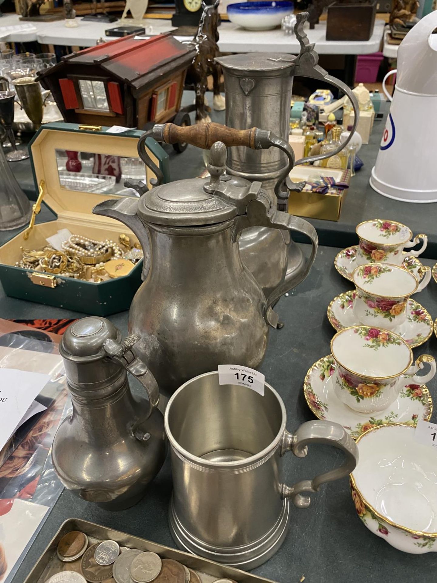 A QUANTITY OF VINTAGE PEWTER TO INCLUDE AN ARTS AND CRAFTS STYLE LARGE JUG, TEAPOT, TANKARD, ETC - 5