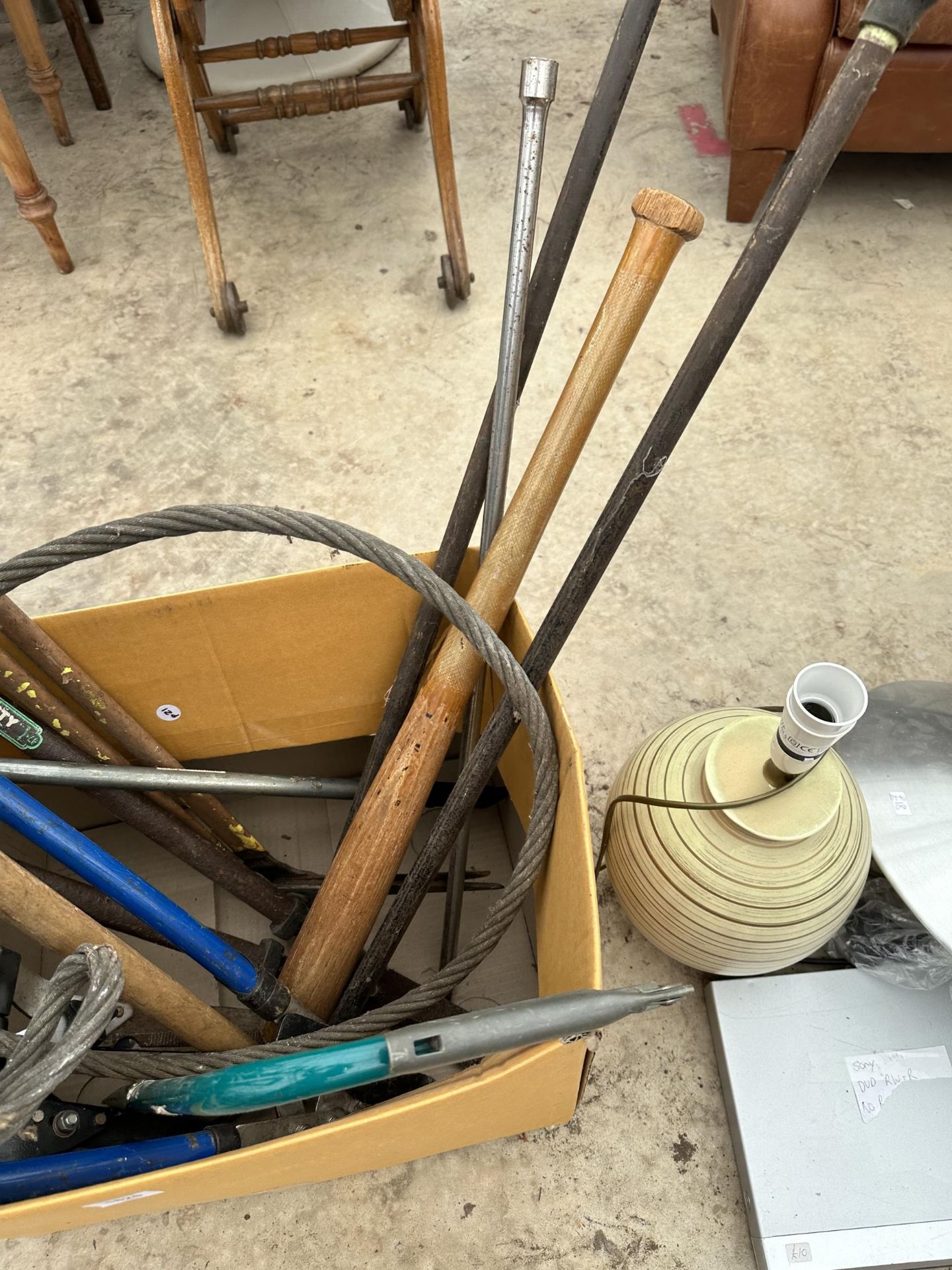 AN ASSORTMENT OF GARDEN TOOLS TO INCLUDE SHEARS AND RAKES ETC - Image 3 of 3