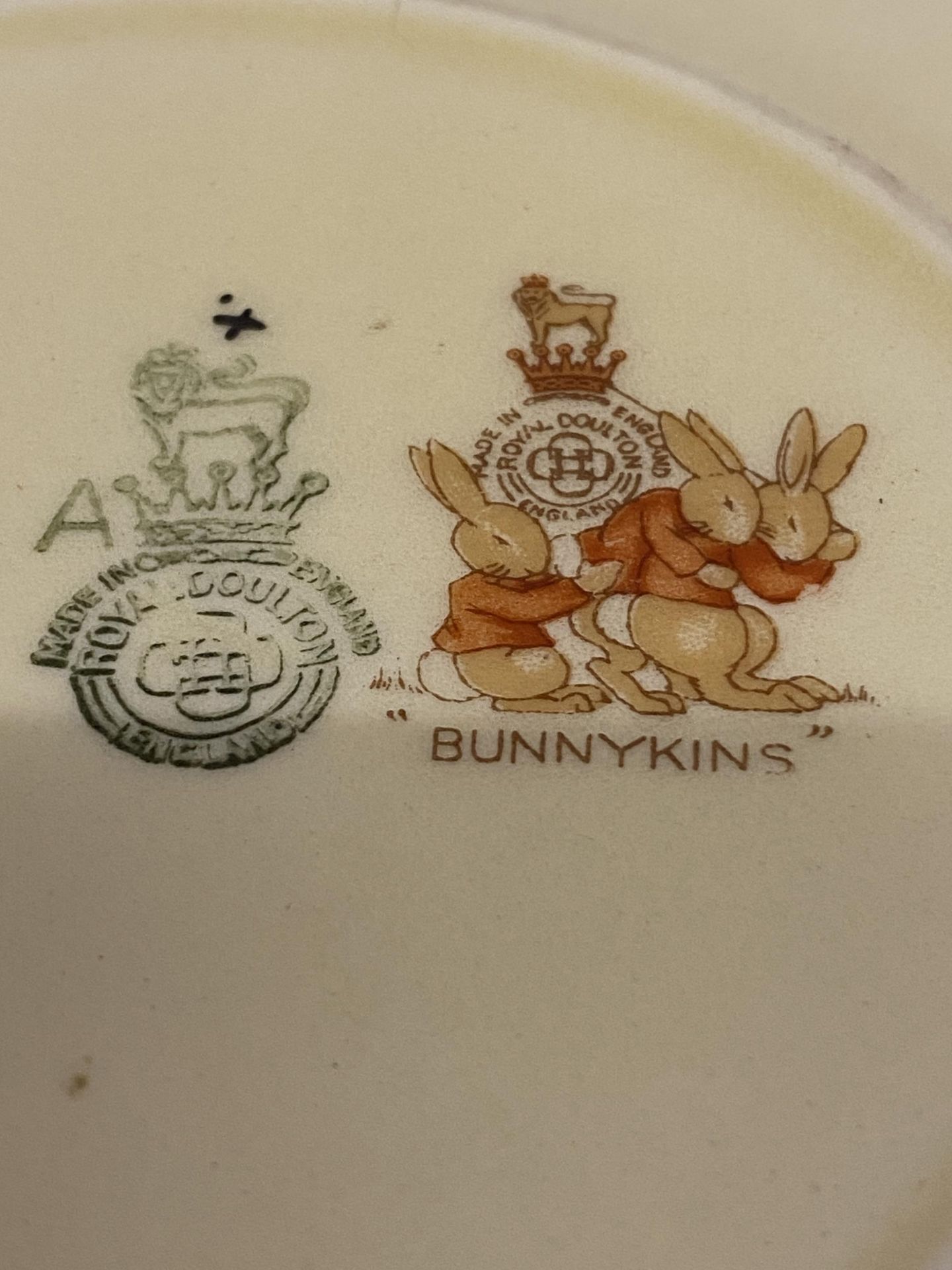 A ROYAL DOULTON BARBARA VERNON BUNNYKINS DISH WITH OLD 'A' BACKSTAMP - Bild 2 aus 2