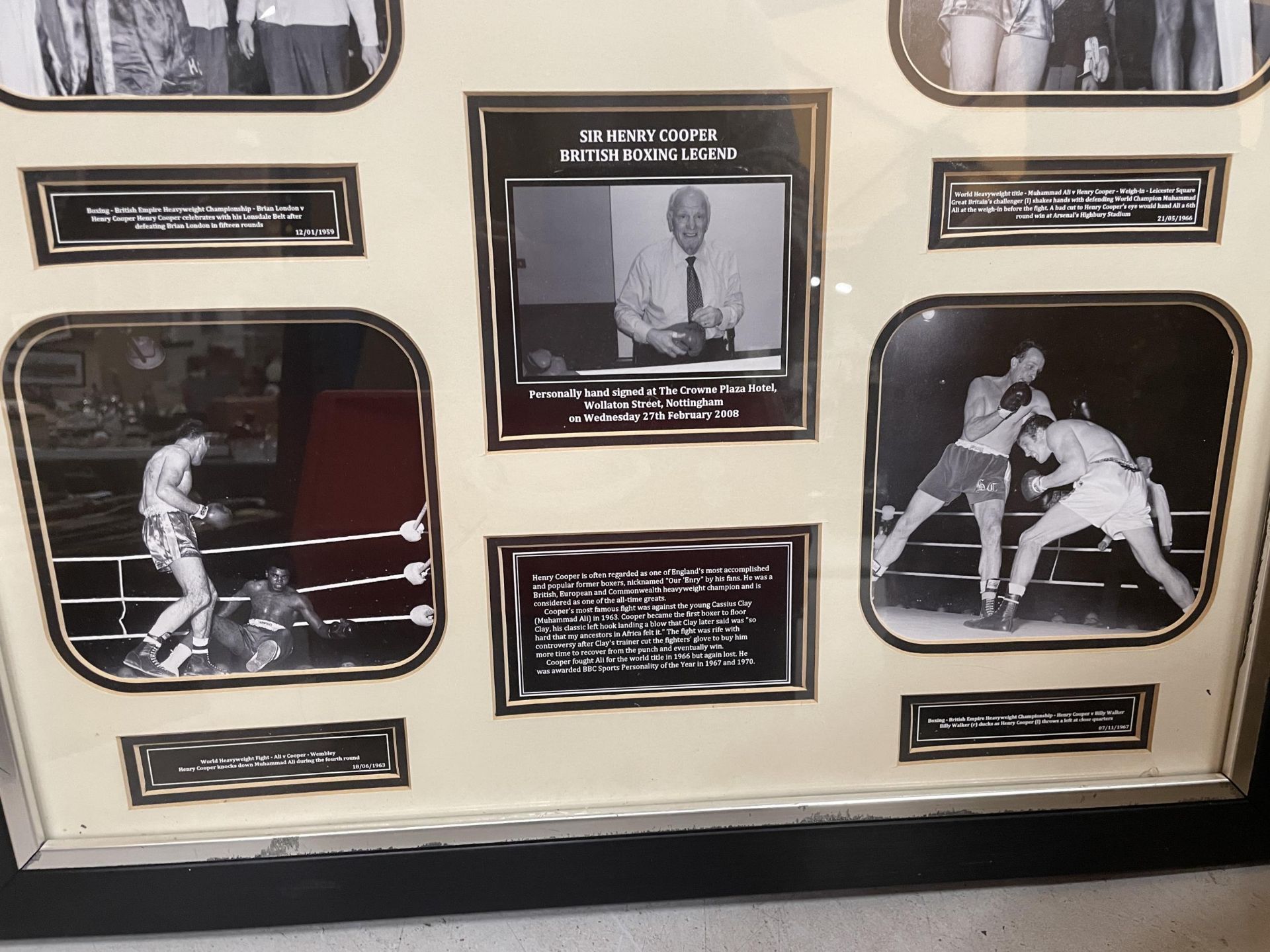 A FRAMED SIR HENRY COOPER O.B.E BOXING MONTAGE WITH SIGNED BOXING GLOVE AND PHOTOS - Bild 4 aus 4
