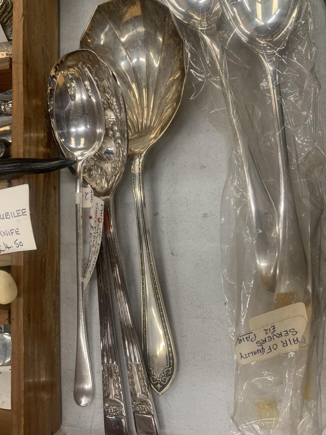 A LARGE QUANTITY OF VINTAGE FLATWARE TO INCLUDE BERRY SPOONS, SUGAR TONGS, CADDY SPOONS, SUGAR - Image 2 of 4