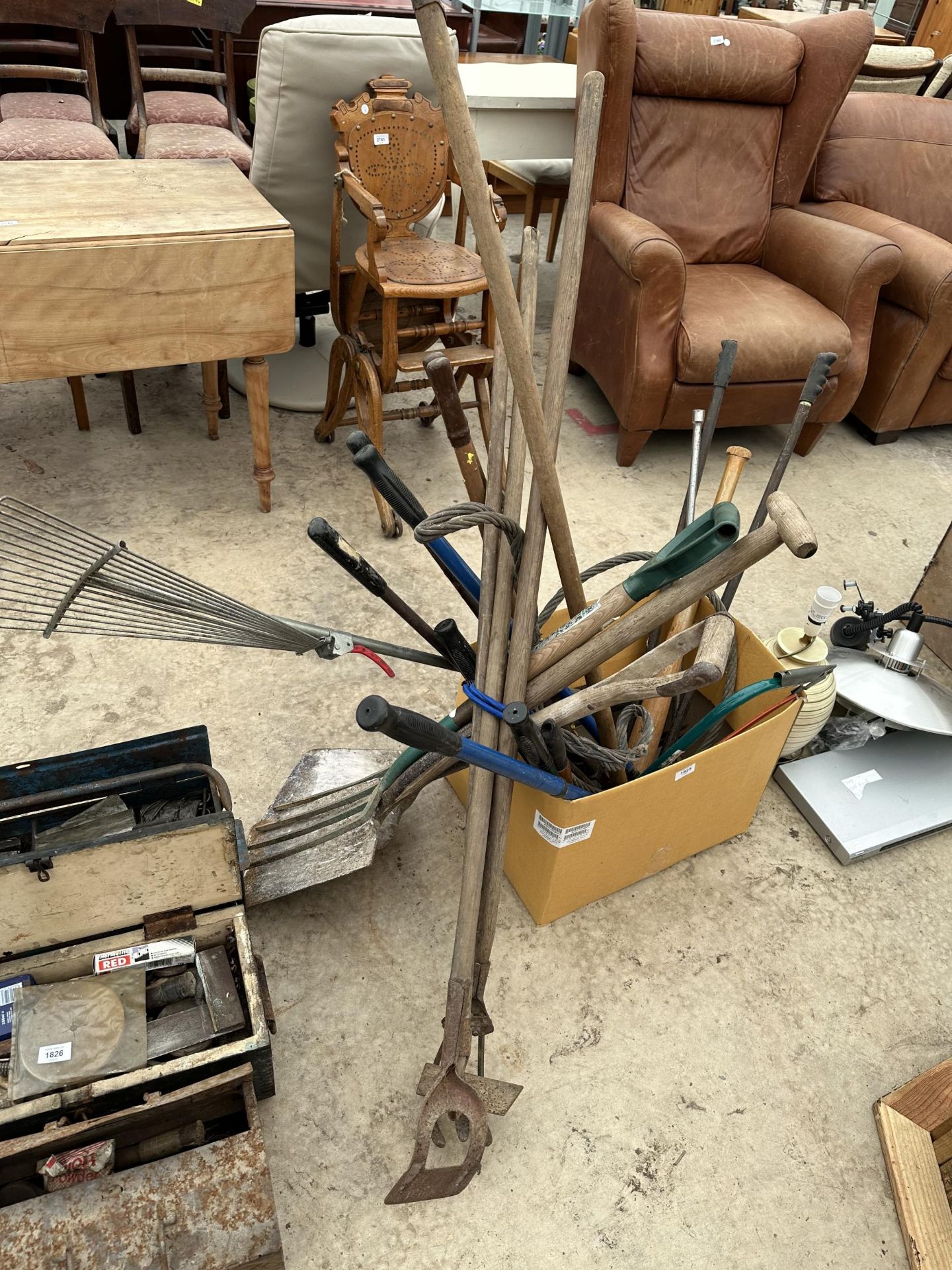 AN ASSORTMENT OF GARDEN TOOLS TO INCLUDE SHEARS AND RAKES ETC