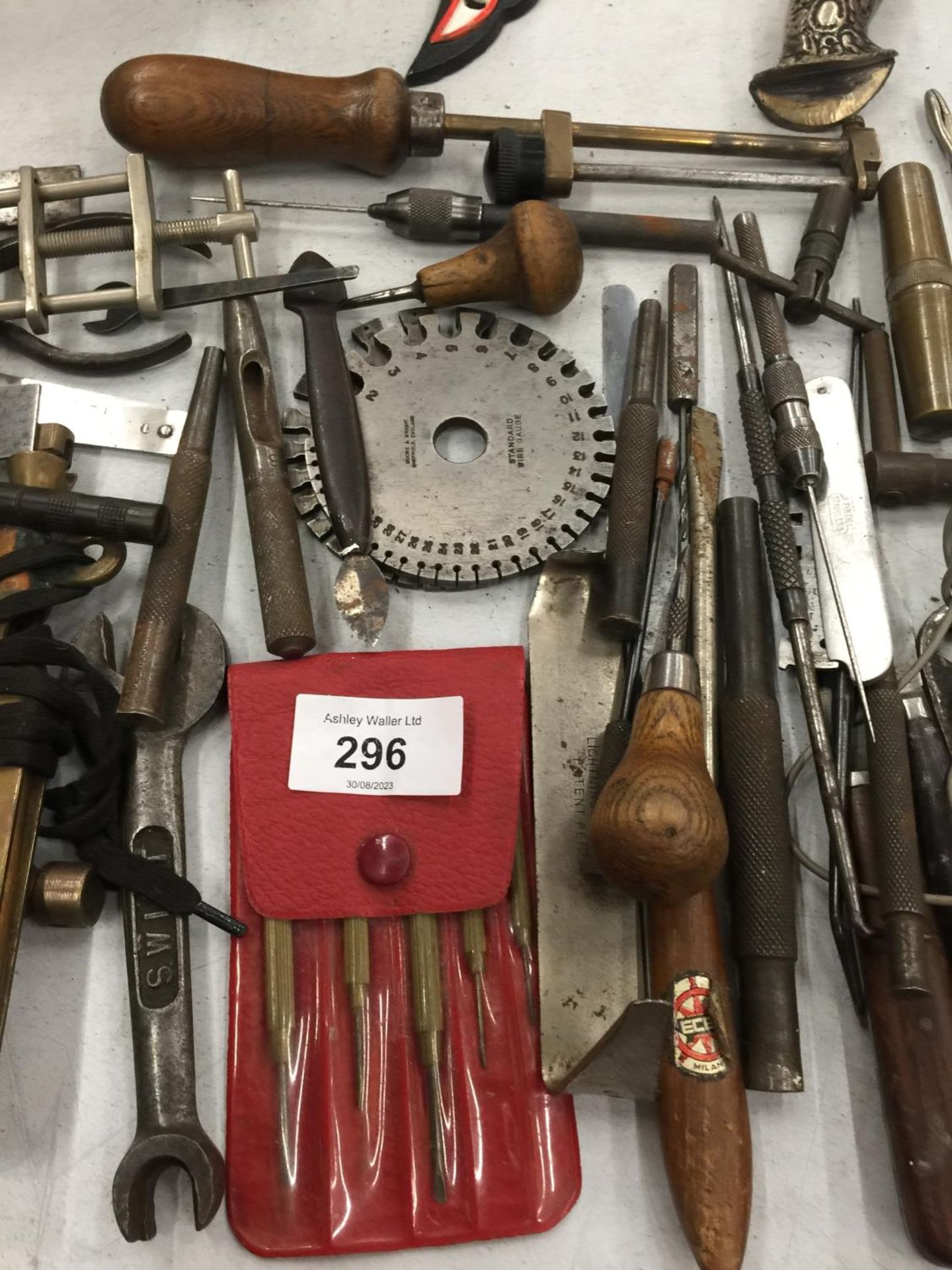 A QUANTITY OF SMALL VINTAGE TOOLS - Image 3 of 4