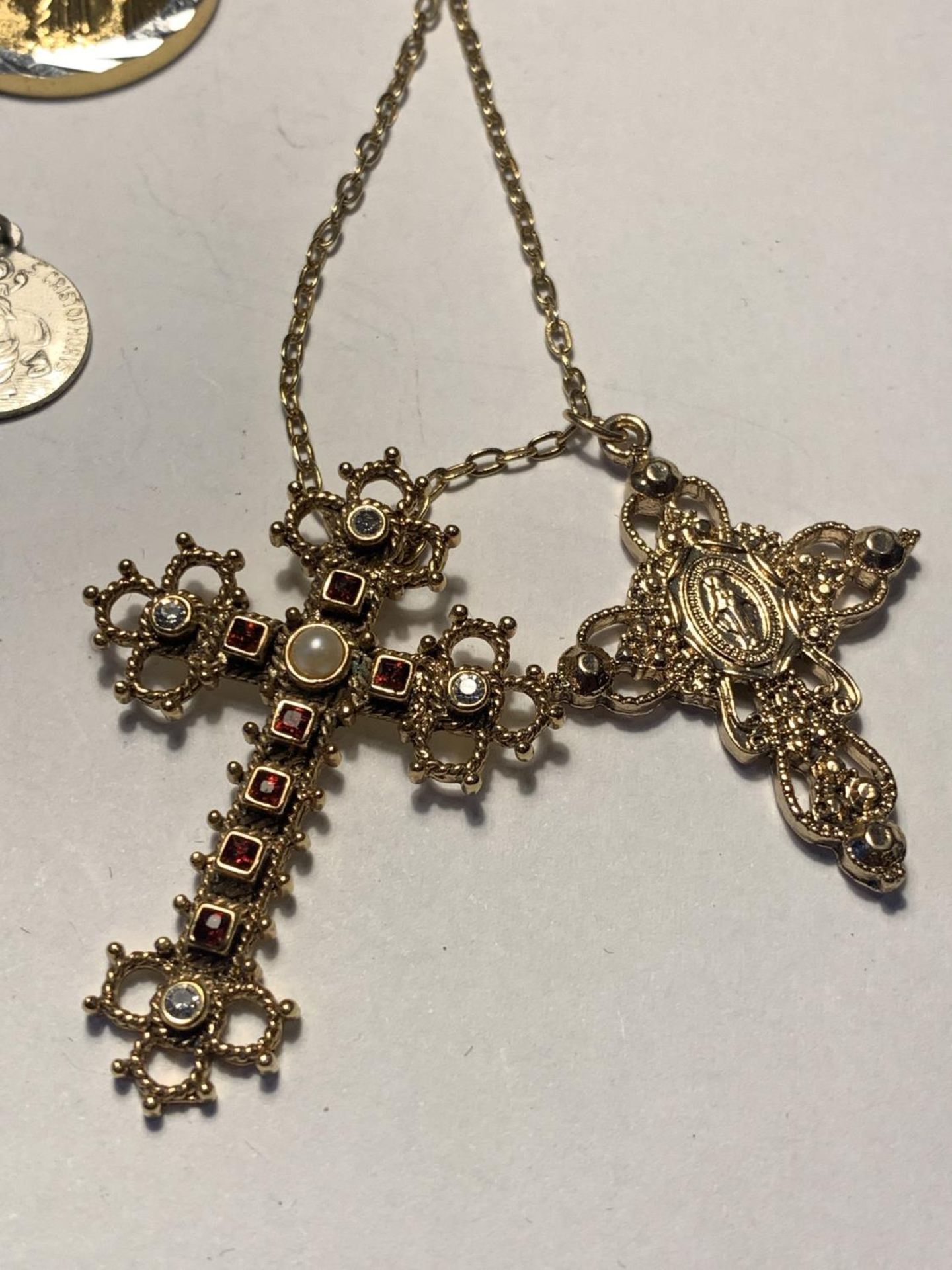 A QUANTITY OF RELIGIOUS ITEMS TO INCLUDE CROSS PENDANTS AND A NEW TESTAMENT BROOCH - Bild 3 aus 7