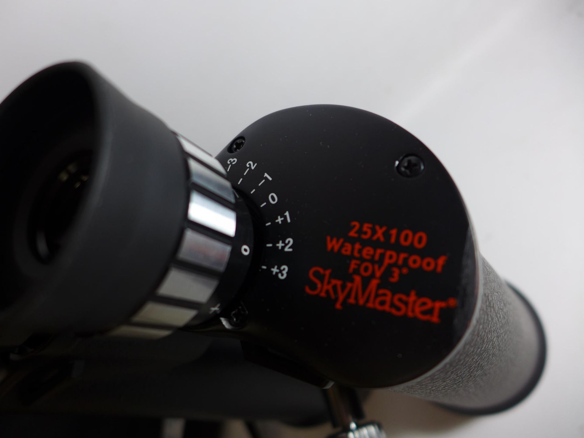 A CASED PAIR OF SKYMASTER 25 X 100 BINOCULARS - Image 2 of 4