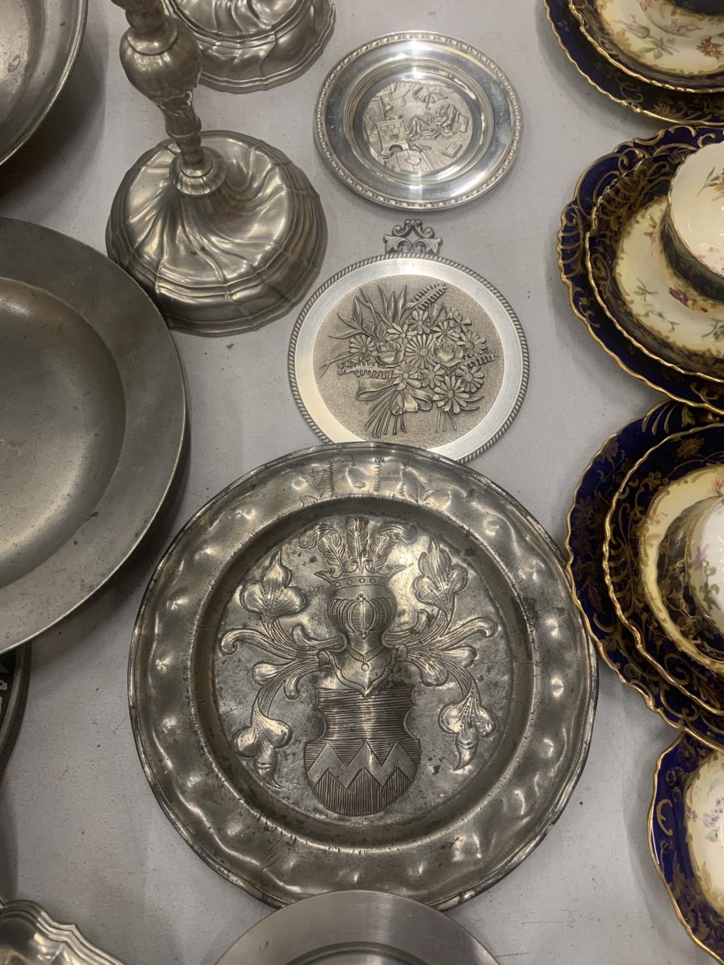 A LARGE QUANTITY OF ANTIQUE AND LATER PEWTER TO INCLUDE PLATES, BOWLS, CANDLESTICKS, ETC - Image 4 of 5