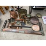 AN ASSORTMENT OF VINTAGE BRASS AND COPPER ITEMS TO INCLUDE, JUGS, BED WARMING PANS AND A FIRE FENDER