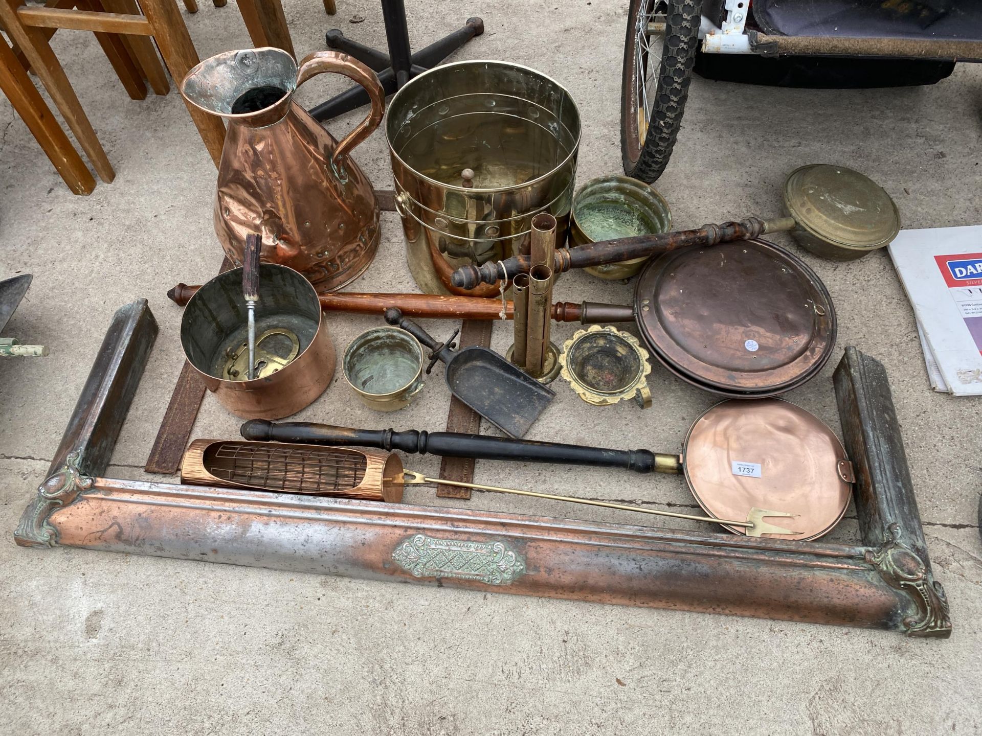 AN ASSORTMENT OF VINTAGE BRASS AND COPPER ITEMS TO INCLUDE, JUGS, BED WARMING PANS AND A FIRE FENDER