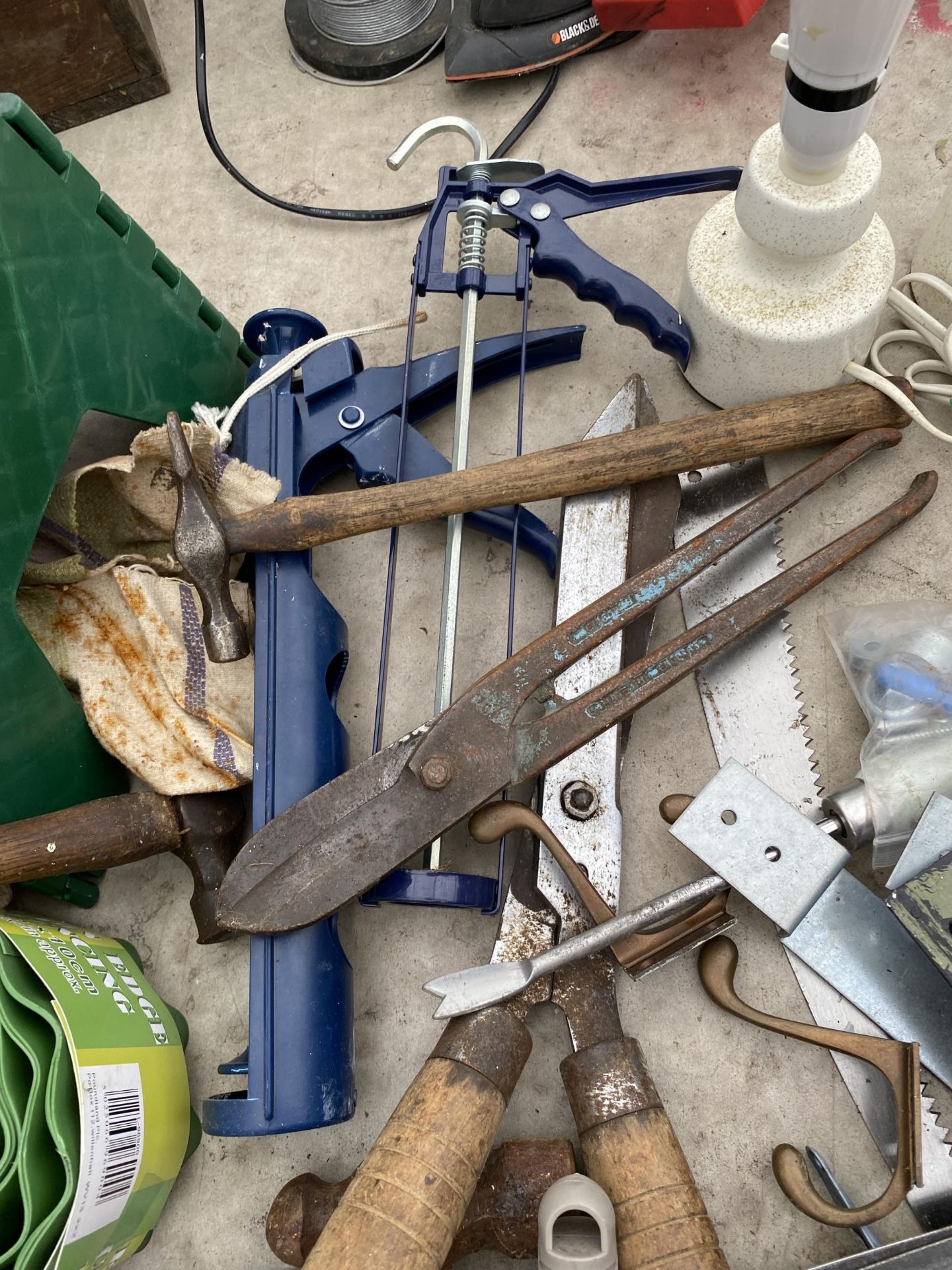 AN ASSORTMENT OF TOOLS TO INCLUDE FILES, SHEARS AND SAWS ETC - Bild 4 aus 5