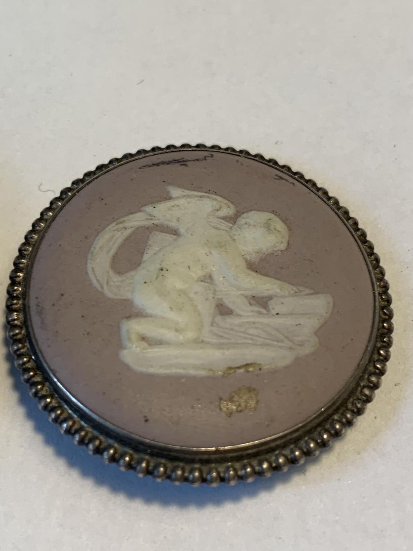 TWO BROOCHES TO INCLUDE A PURPLE WEDGWOOD JASPERWARE - Image 3 of 4