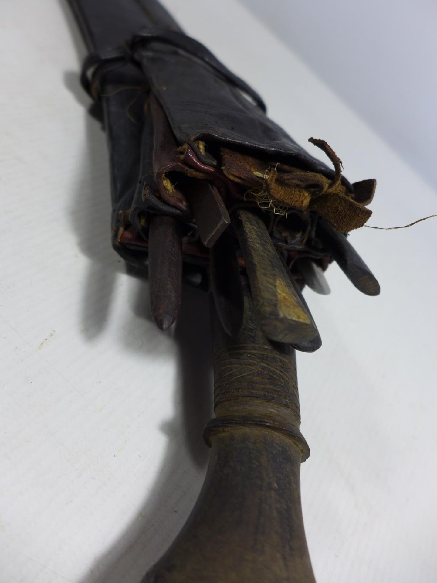 A MID 20TH CENTURY NEPALESE KUKRI KNIFE AND SCABBARD, 32CM BLADE TOGETHER WITH ASSORTED TOOLS - Image 6 of 6