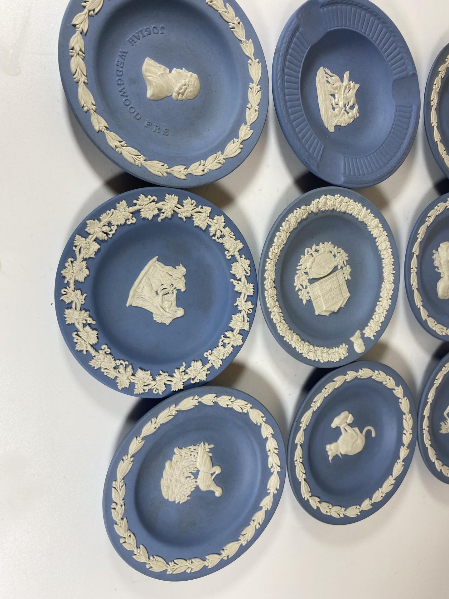 A GROUP OF ELEVEN WEDGWOOD JASPERWARE PIN DISHES / TRAYS TO INCLUDE WILDLIFE COLLECTION ETC - Image 4 of 5