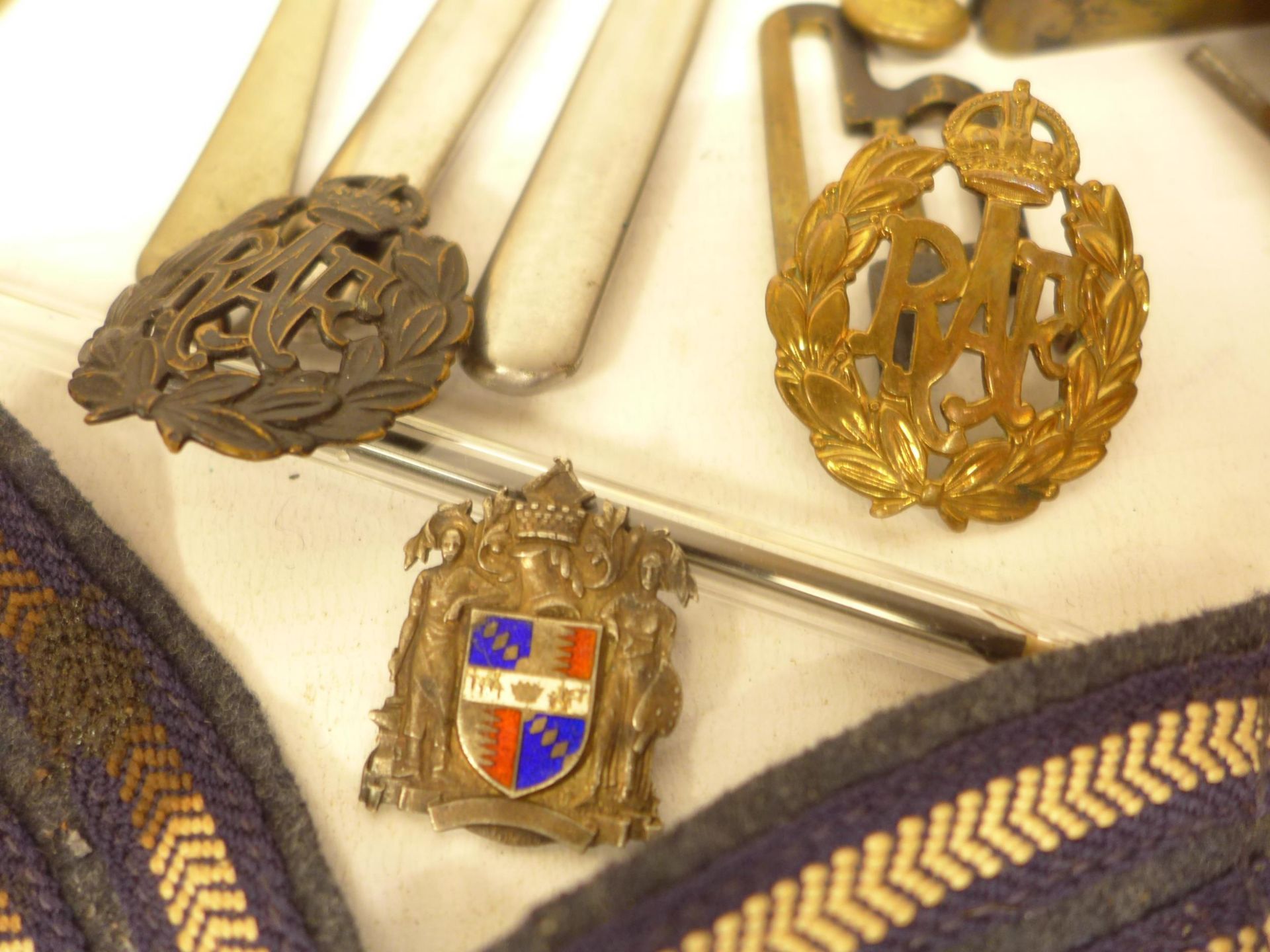 A COLLECTION OF RAF ITEMS TO INCLUDE STRIPES, BADGES, CUTLERY, BOOKLETS ETC - Image 5 of 6