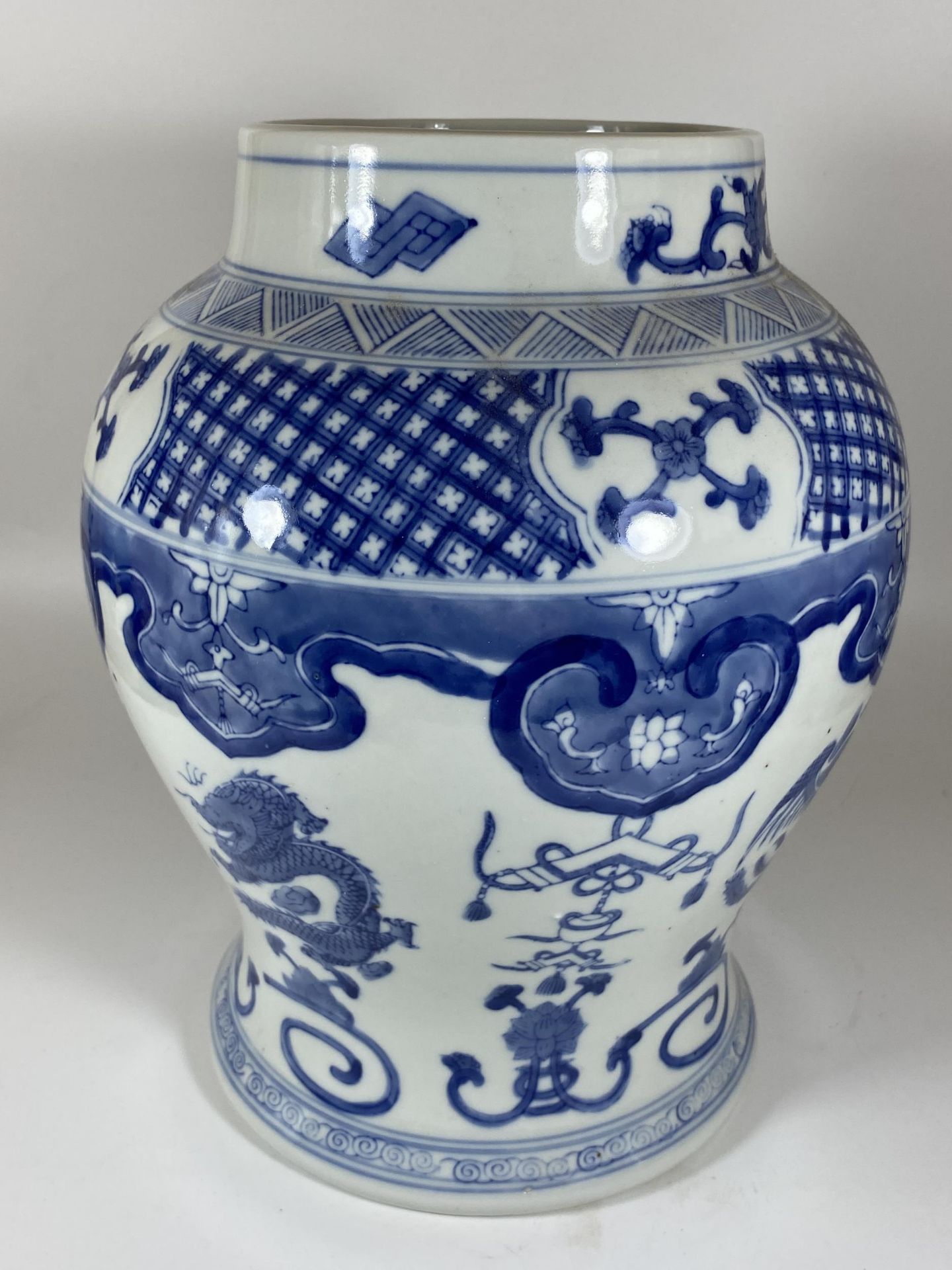 A LARGE CHINESE BLUE AND WHITE VASE WITH DRAGON DESIGN, MARKS TO BASE, HEIGHT 31CM - Image 4 of 6