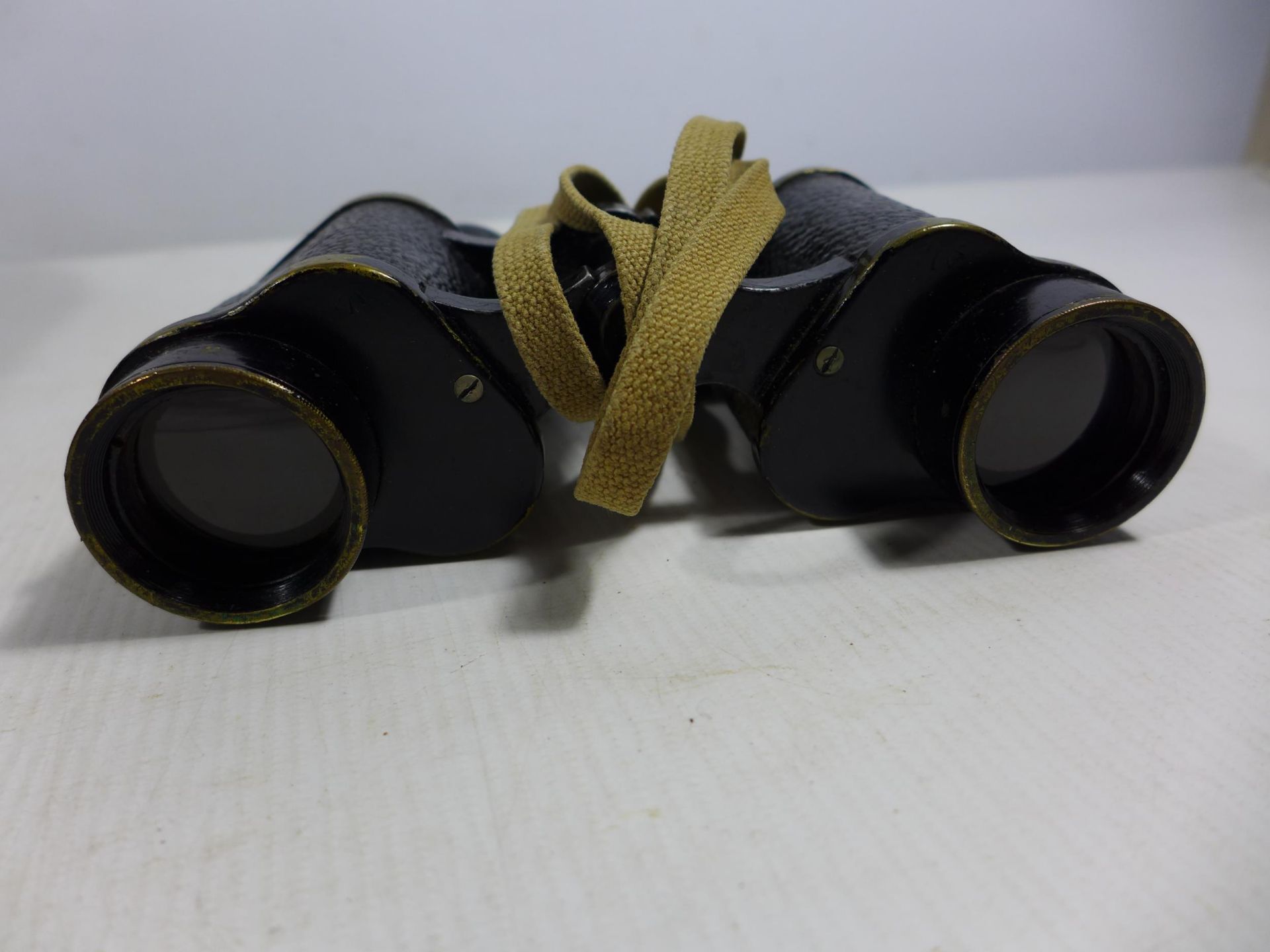 A PAIR OF CASED BRITISH WORLD WAR II MILITARY BINOCULARS - Image 6 of 6