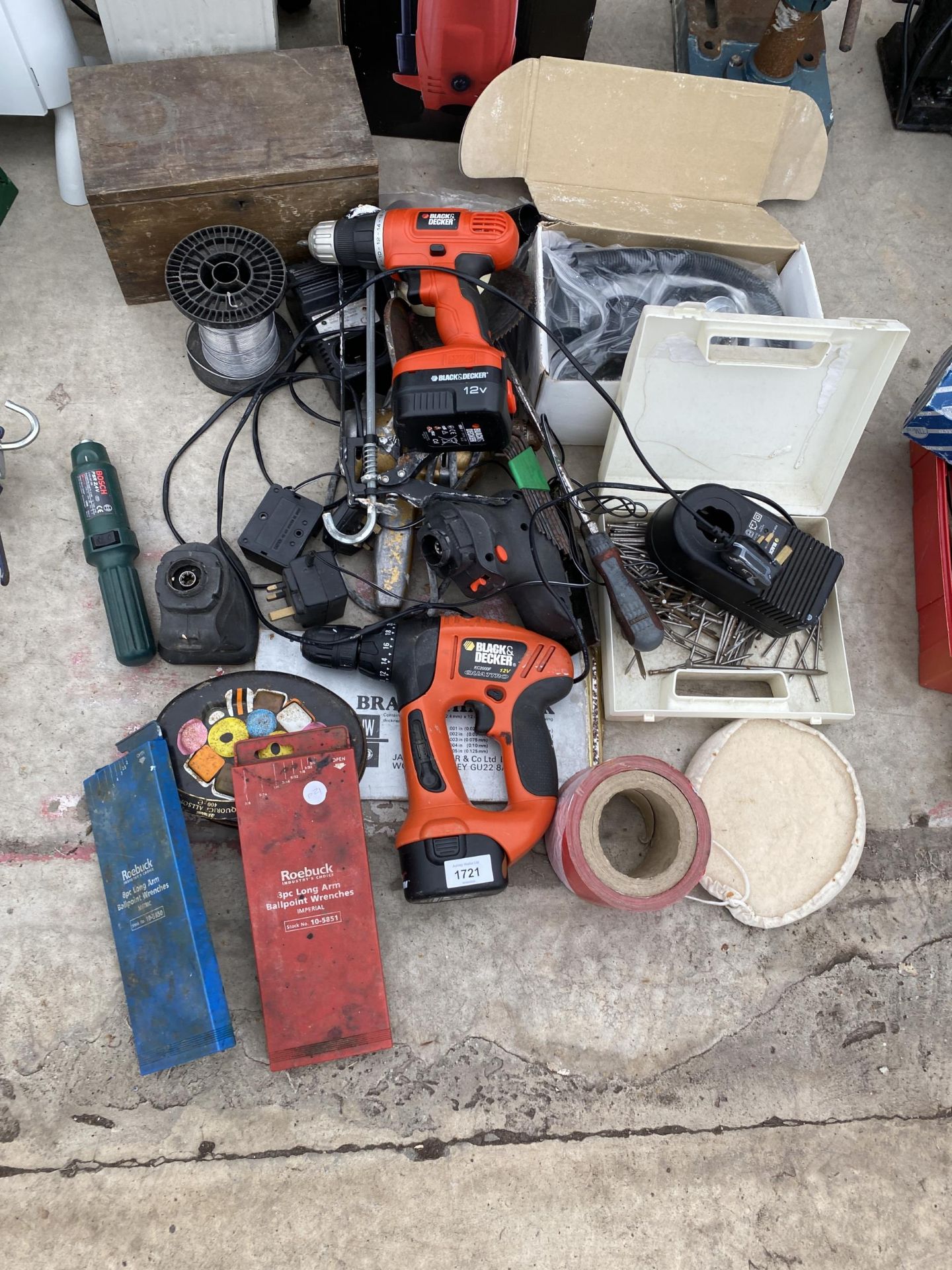AN ASSORTMENT OF TOOLS TO INCLUDE A BLACK AND DECKER BATTERY DRILL AND A BLACK AND DECKER