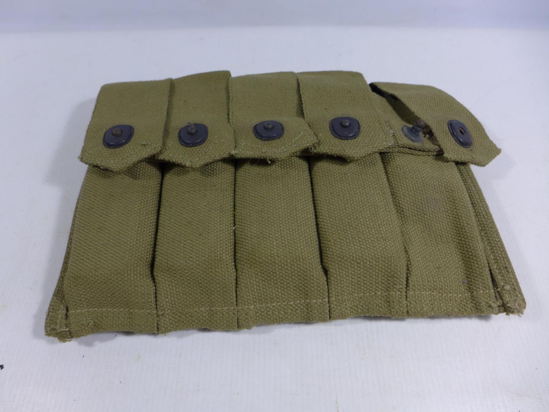 AN UNITED STATES MID 20TH CENTURY MILITARY CANVAS MAGAZINE POUCH WITH FOUR MAGAZINES WITH TEN - Bild 3 aus 4