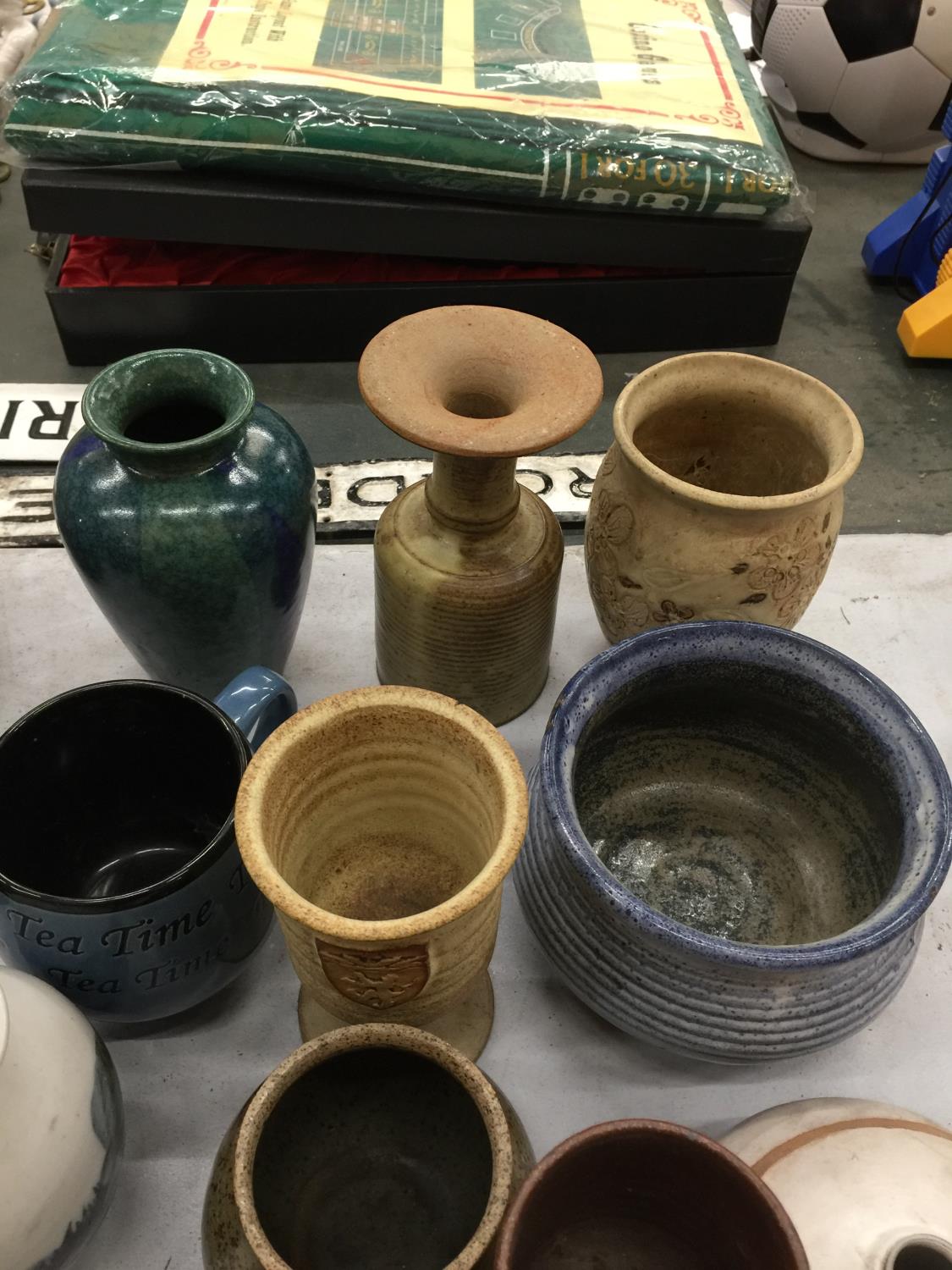 A LARGE QUANTITY OF STUDIO POTTERY TO INCLUDE JUGS, VASES, BOWLS, ETC - SOME MARKED TO THE BASE - Image 3 of 3