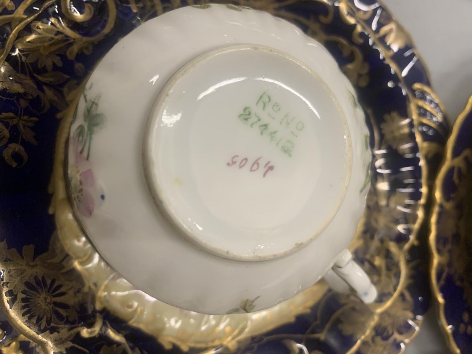 AN ANTIQUE CHINA TEASET TO INCLUDE A SUGAR BOWL, CREAM JUG, CUPS, SAUCERS, AND SIDE PLATES - Image 5 of 5