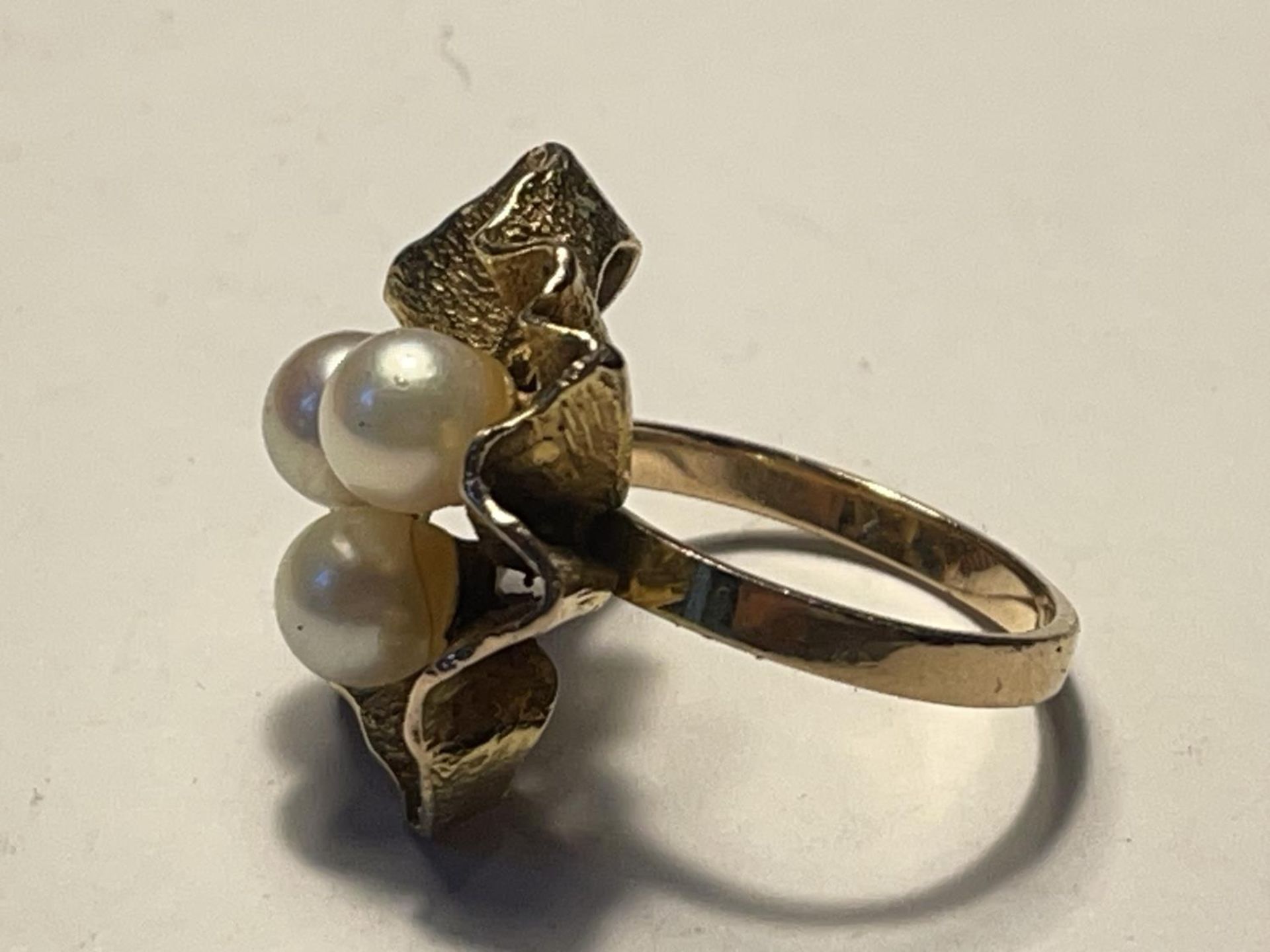 A 9CT YELLOW GOLD AND PEARL RING SIZE K, WEIGHT 4.44 GRAMS - Image 2 of 3