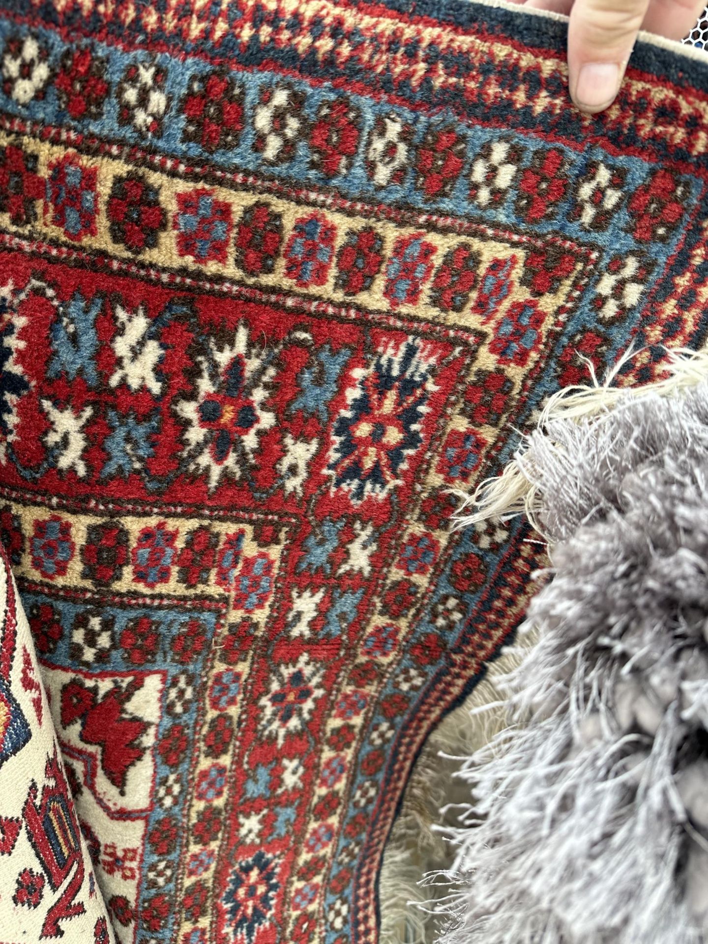 A VINTAGE RED PATTERNED FRINGED RUG - Image 2 of 2