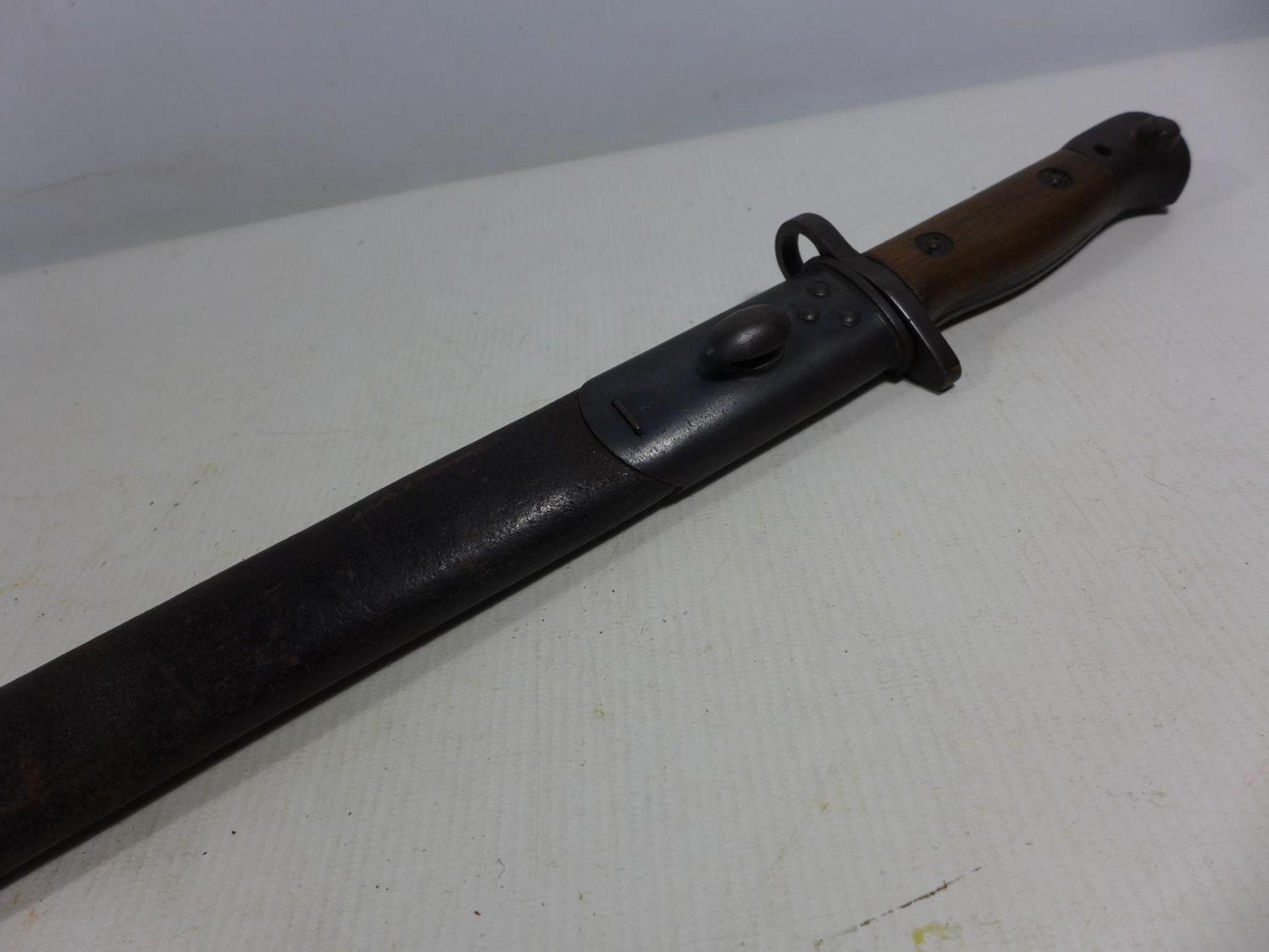 A BRITISH ARMY WORLD WAR I 1907 PATTERN BAYONET AND SCABBARD BY WILKINSON, 43CM BLADE - Image 7 of 7