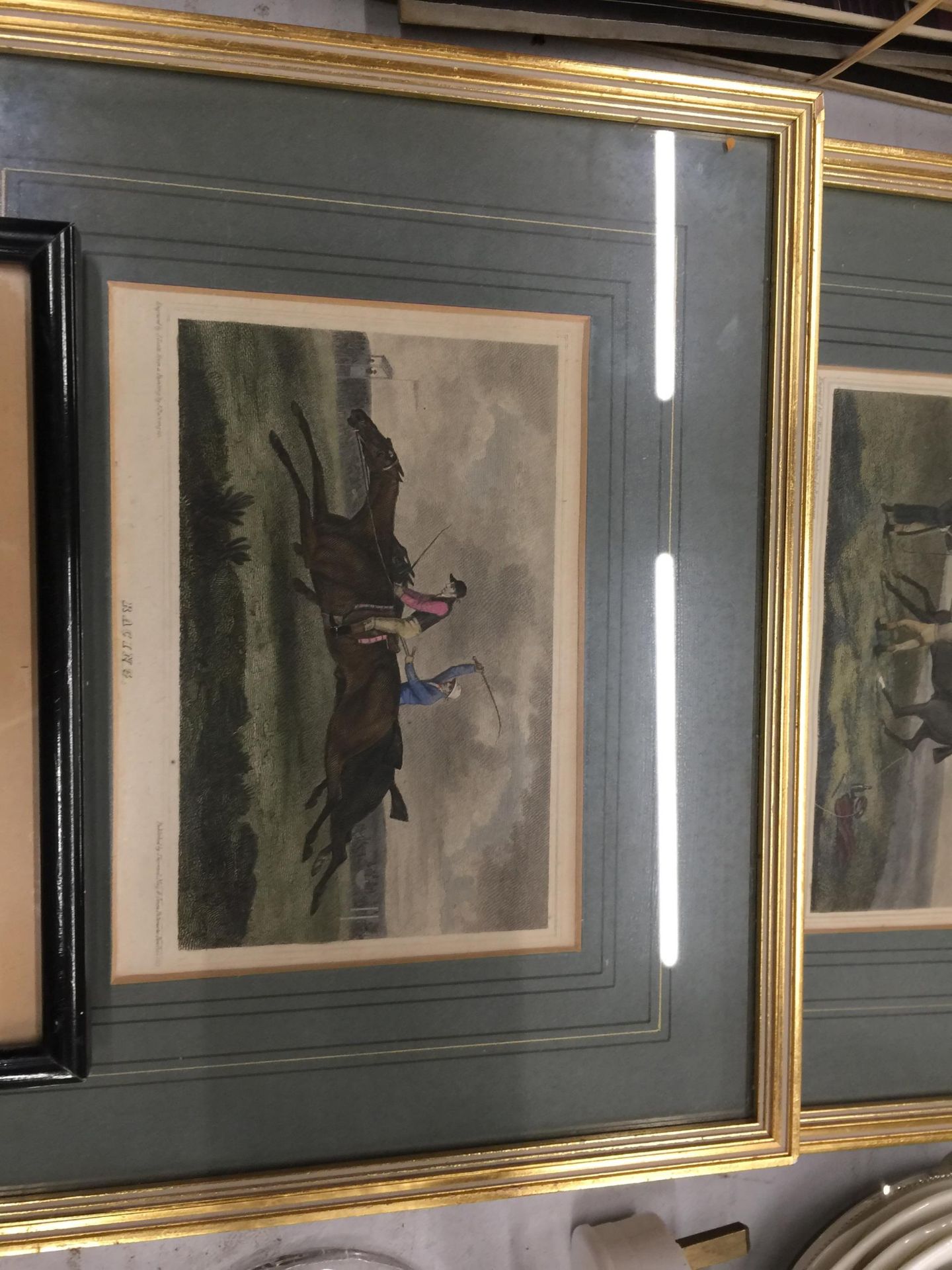 A MIXED LOT OF FRAMED ENGRAVINGS TO INCLUDE PAIR OF HORSE / HUNTING SCENES ETC - Bild 2 aus 4