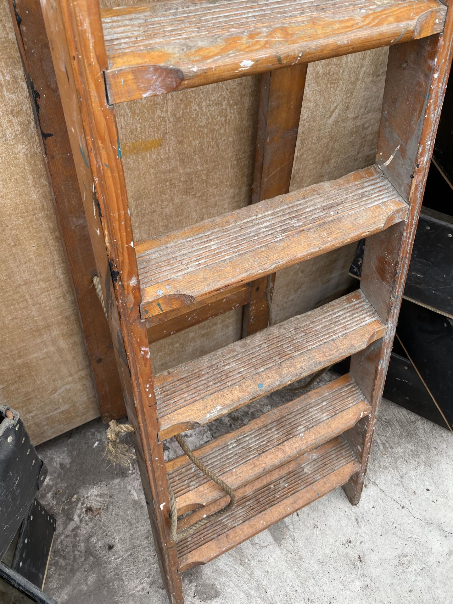 A VINTAGE EIGHT RUNG WOODEN STEP LADDER DATED 1960 AND BELIEVED TO BE FROM NORWEB - Bild 4 aus 5