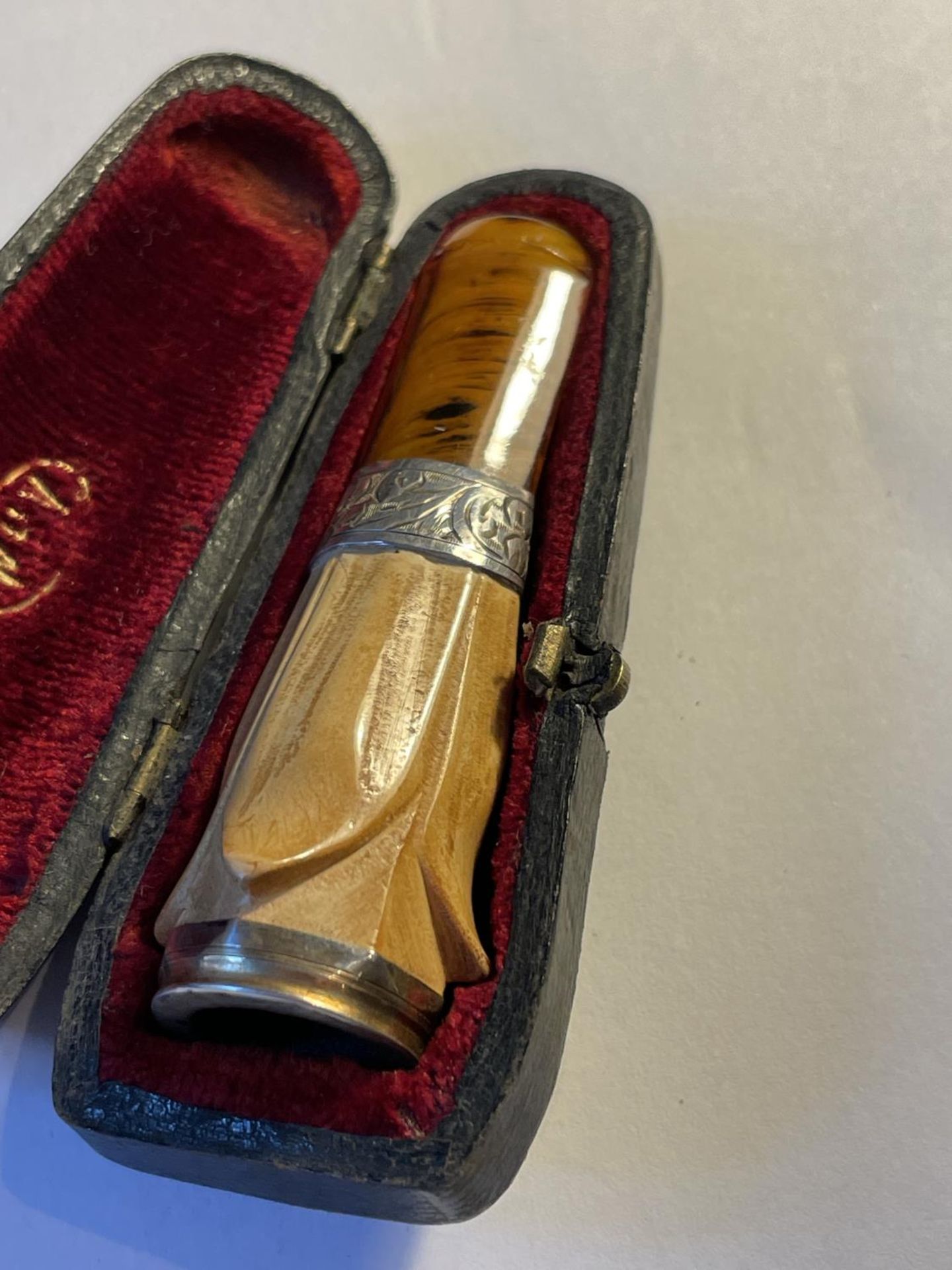 A SILVER AND AMBER CHEROOT HOLDER IN ORIGNAL PRESENTATION CASE - Image 3 of 3