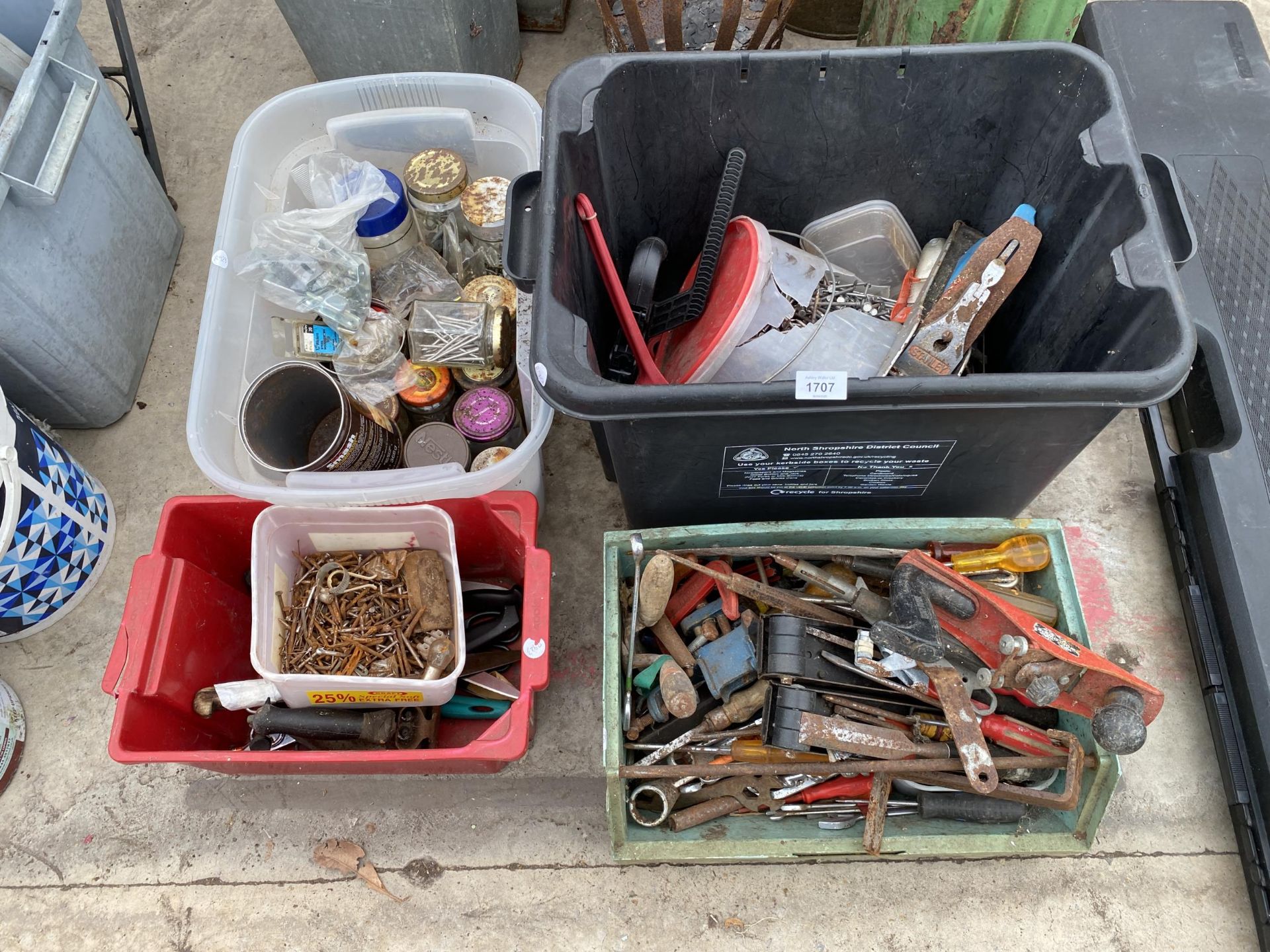 AN ASSORTMENT OF TOOLS AND HARDWARE TO INCLUDE A STANLEY WOOD PLANE, NAILS, SCREWS AND SPANNERS