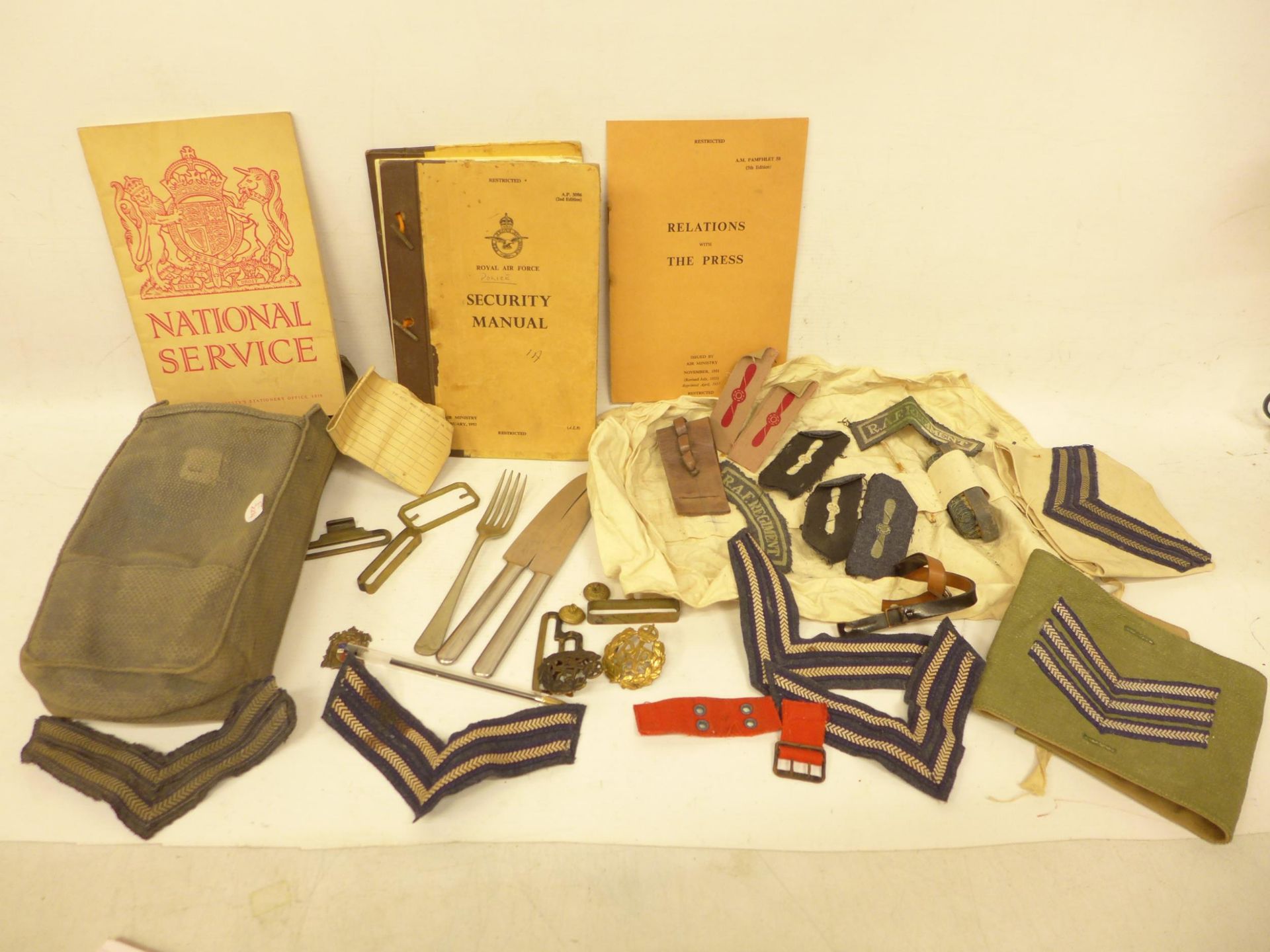 A COLLECTION OF RAF ITEMS TO INCLUDE STRIPES, BADGES, CUTLERY, BOOKLETS ETC