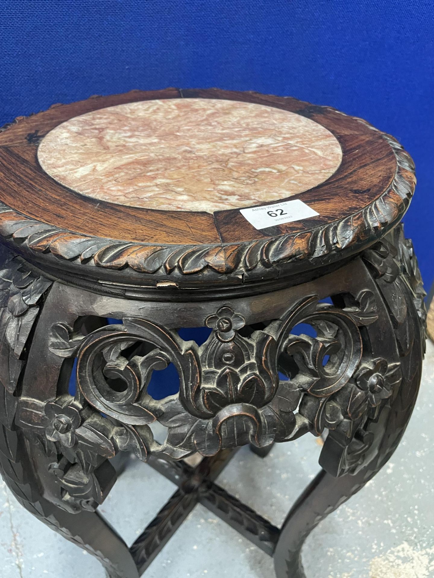 AN ANTIQUE CHINESE CARVED HARDWOOD JARDINIERE STAND WITH MARBLE INSET TOP - Image 4 of 4