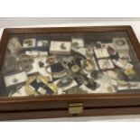 A VINTAGE OAK TABLE TOP JEWELLERY DISPLAY CASE WITH ASSORTED JEWELLERY, BOXED ITEMS, FILIGREE BELT