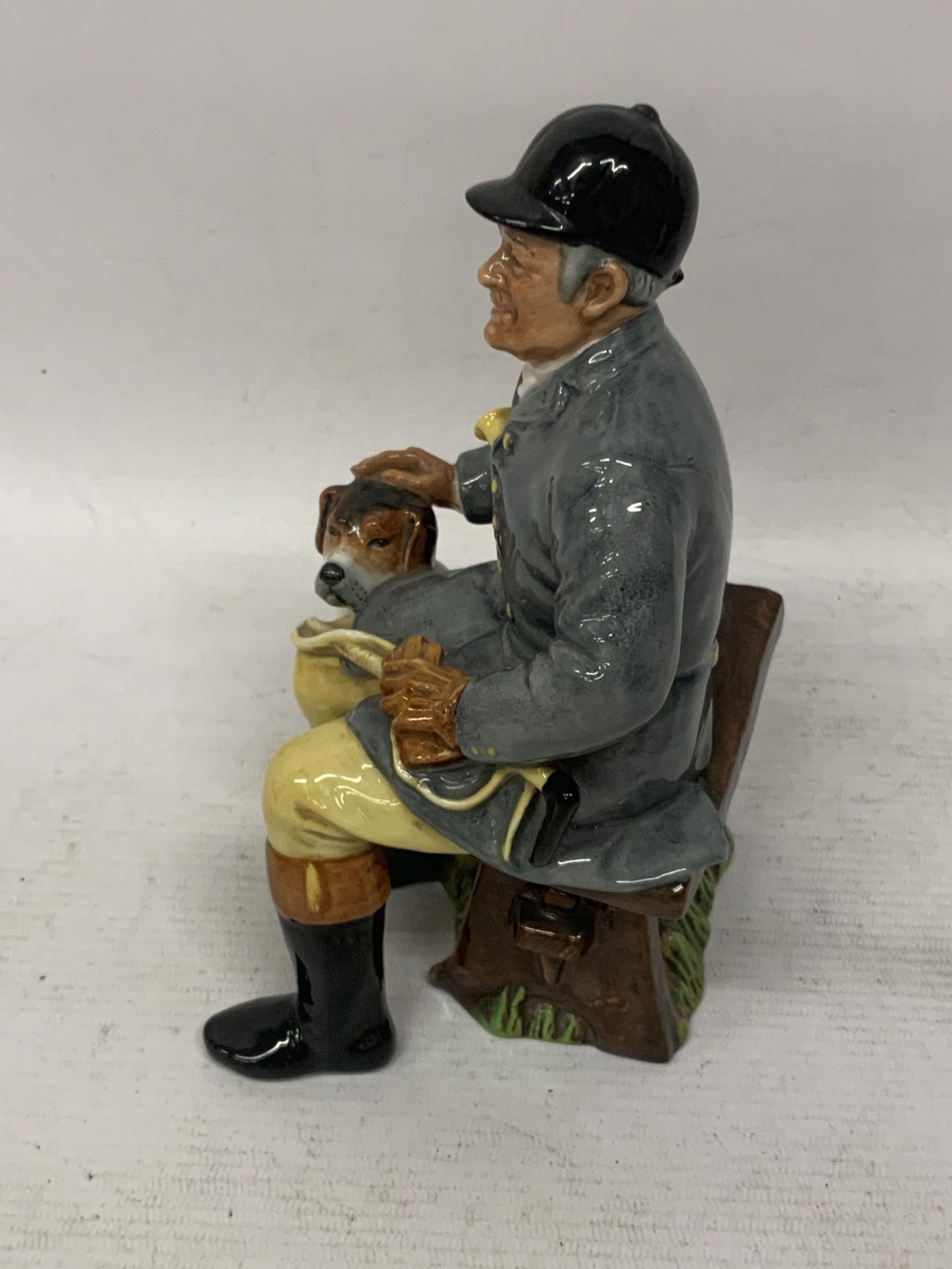 A ROYAL DOULTON FIGURE THE HUNTSMAN HN2492 - Image 2 of 4