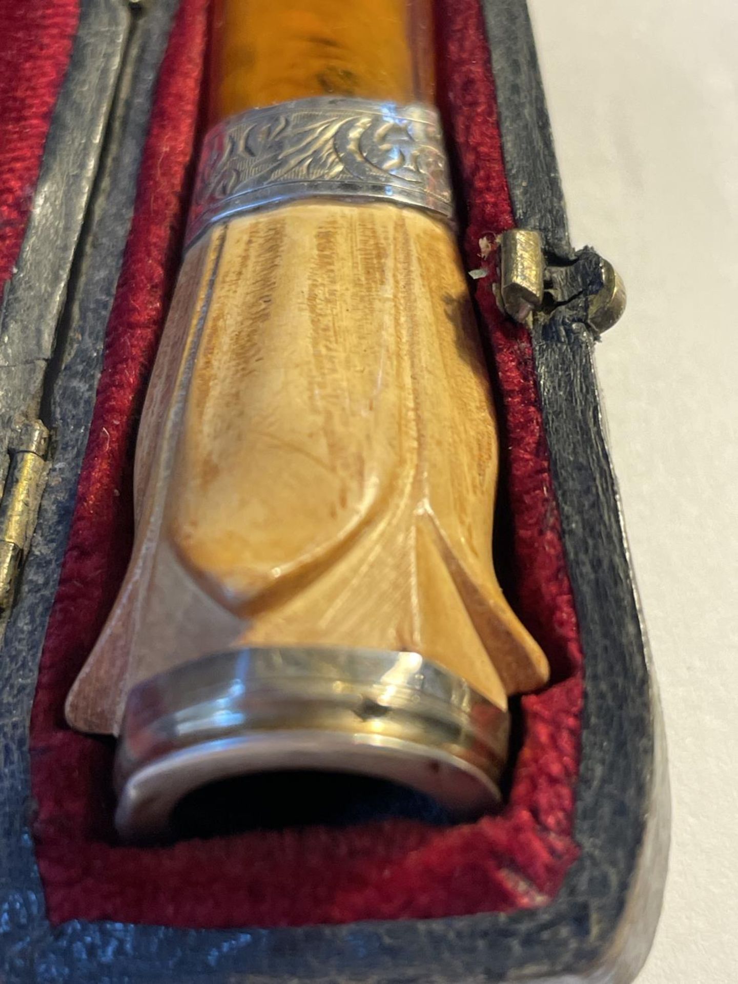 A SILVER AND AMBER CHEROOT HOLDER IN ORIGNAL PRESENTATION CASE - Image 2 of 3