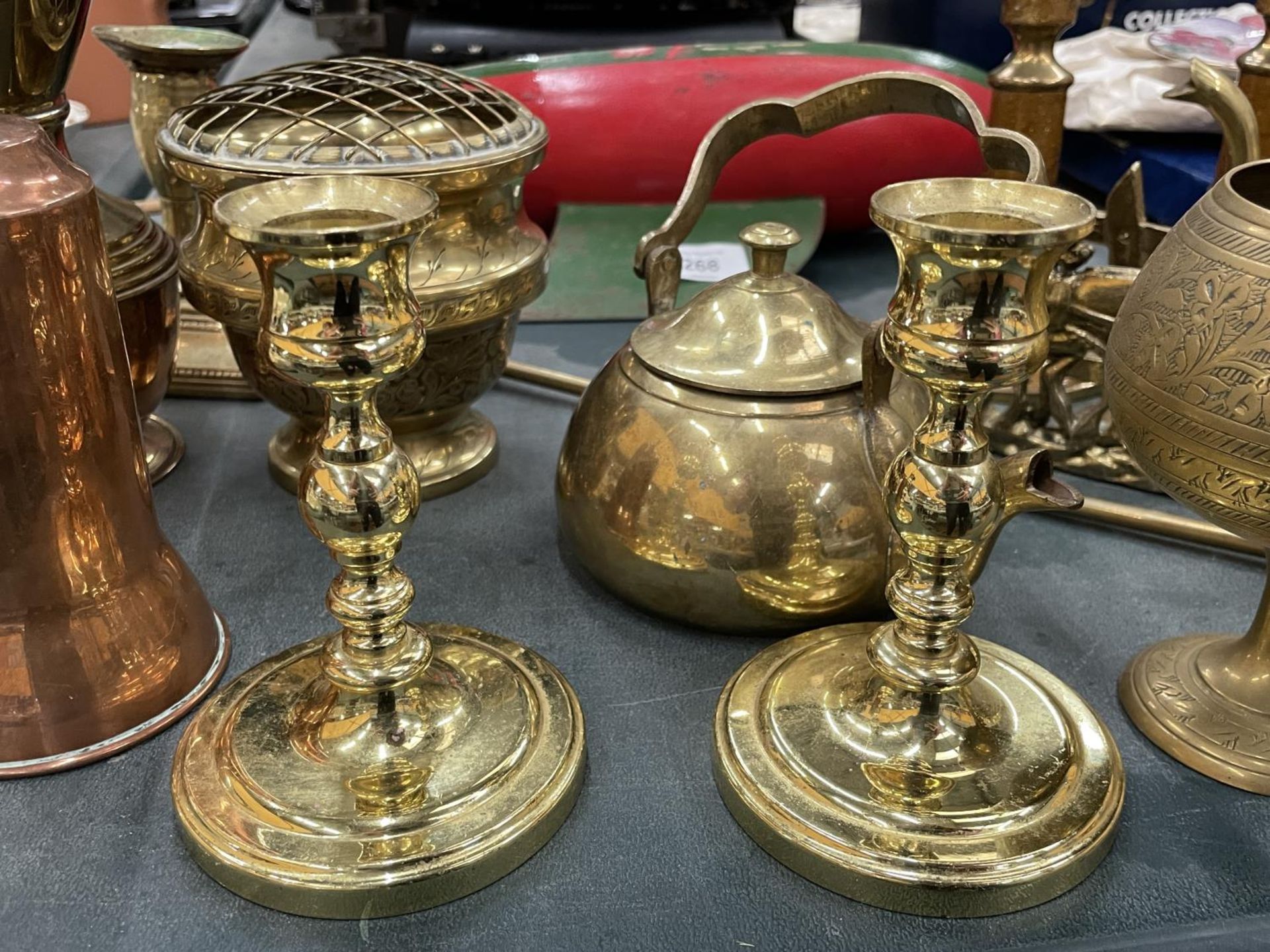 A QUANTITY OF BRASSWARE TO INCLUDE CANDLESTICKS, SMALL KETTLES, ETC - Image 2 of 4