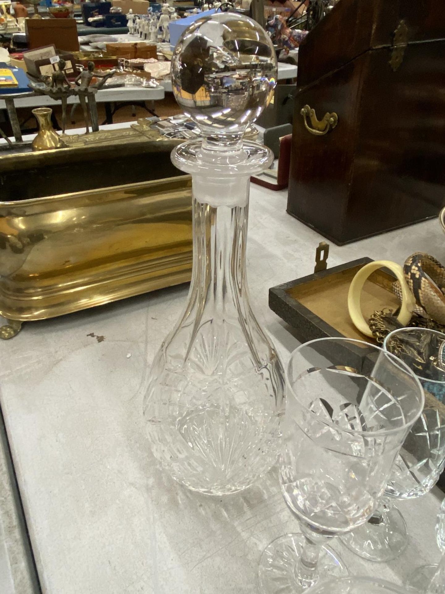 A QUANTITY OF CUT GLASS TO INCLUDE A DECANTER, WINE AND SHERRY GLASSESS, ETC - Image 2 of 3