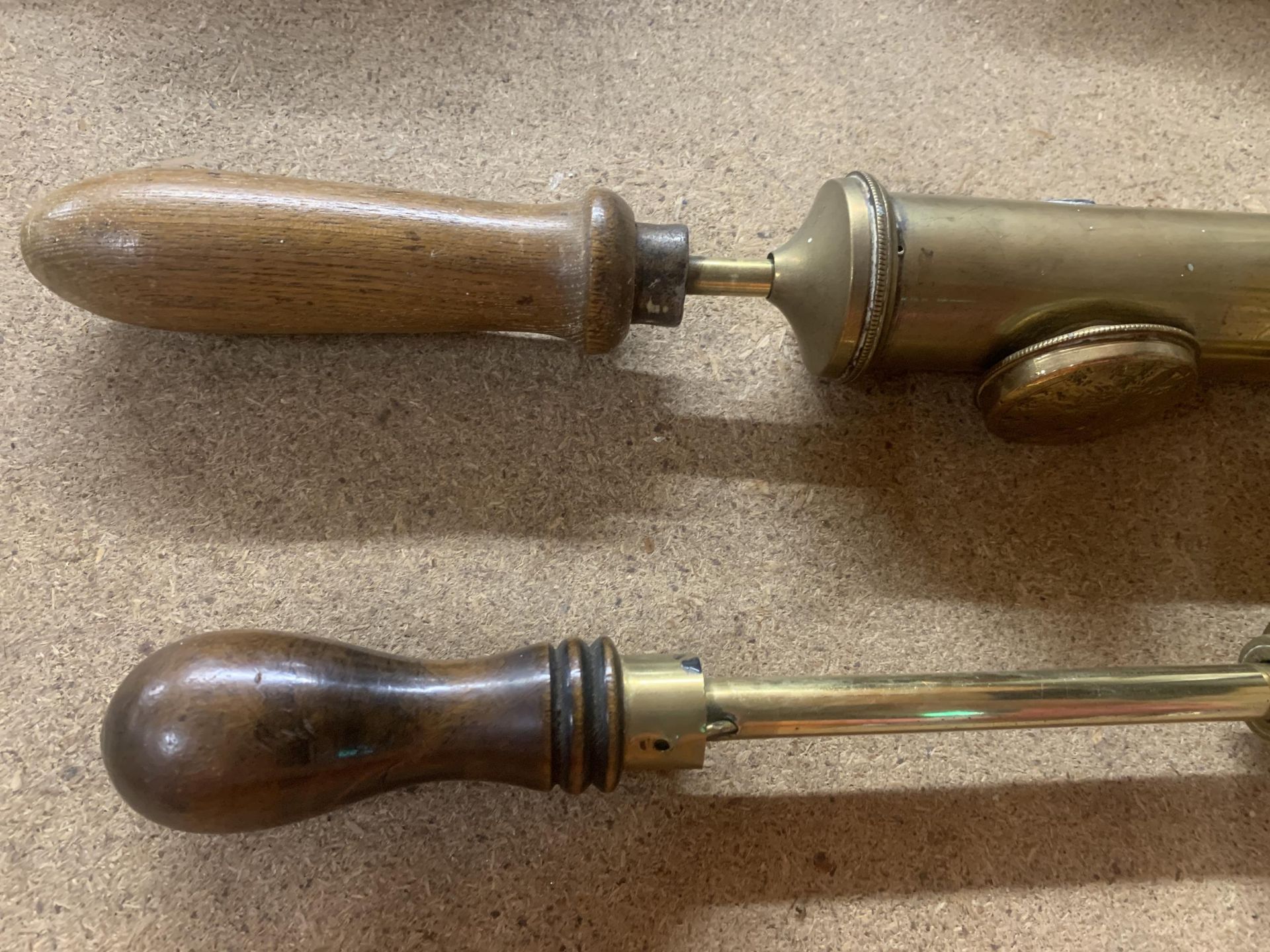 A PAIR OF VINTAGE BRASS HORTICULTURAL SPRAYERS - Image 2 of 4