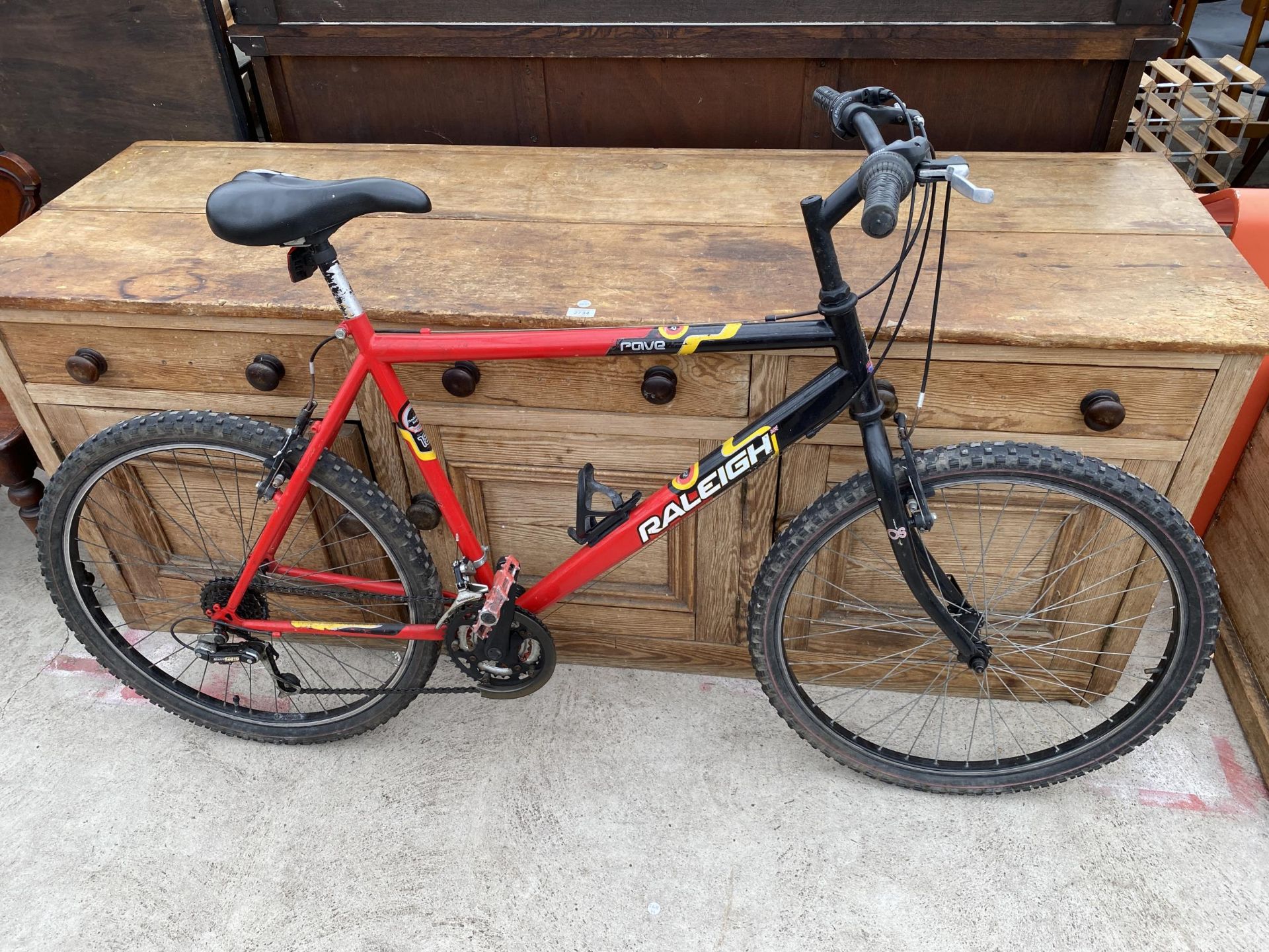 A RALEIGH GENTS BIKE WITH 18 SPEED SHIMANO GEAR SYSTEM