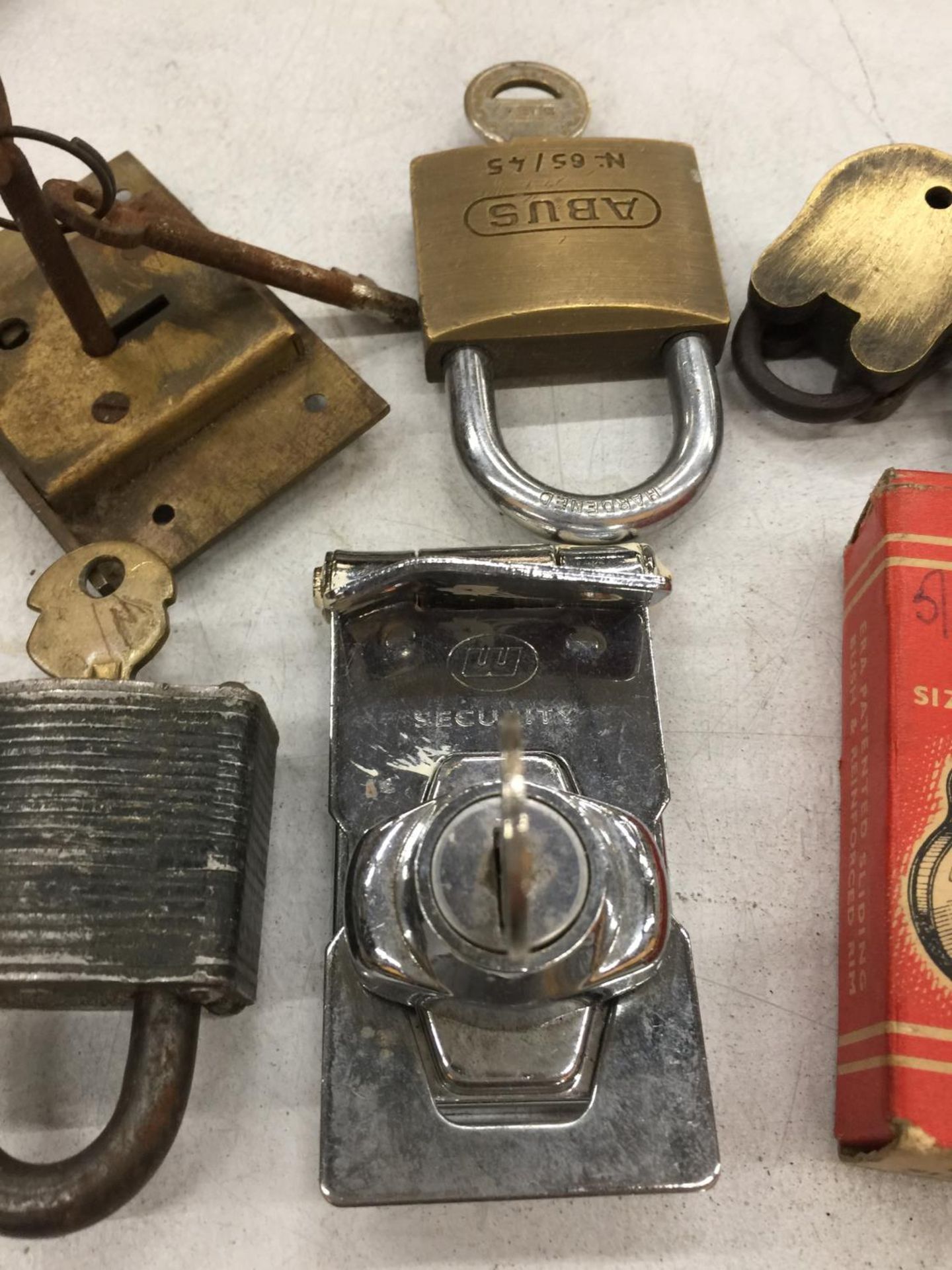 A QUANTITY OF OLD PADLOCKS WITH KEYS - Image 3 of 4