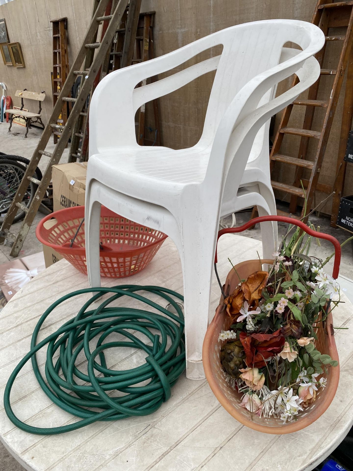 AN ASSORTMENT OF GARDEN ITEMS TO INCLUDE A PLASTIC TABLE AND CHAIRS AND GARDEN TOOLS ETC - Bild 5 aus 5