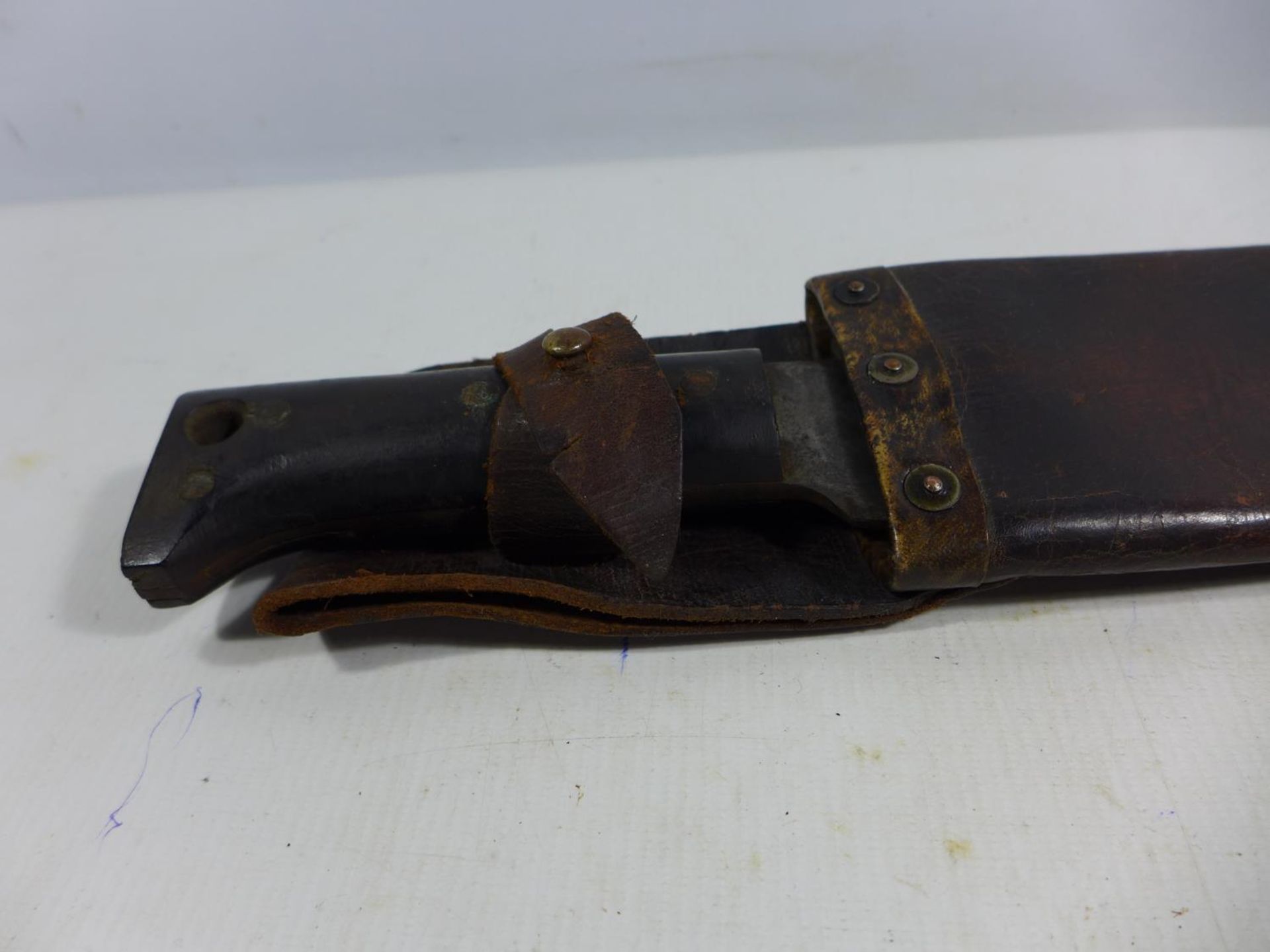 A WORLD WAR II MILITARY MACHETTE AND SCABBARD DATED 1940, 37CM BLADE - Image 4 of 5