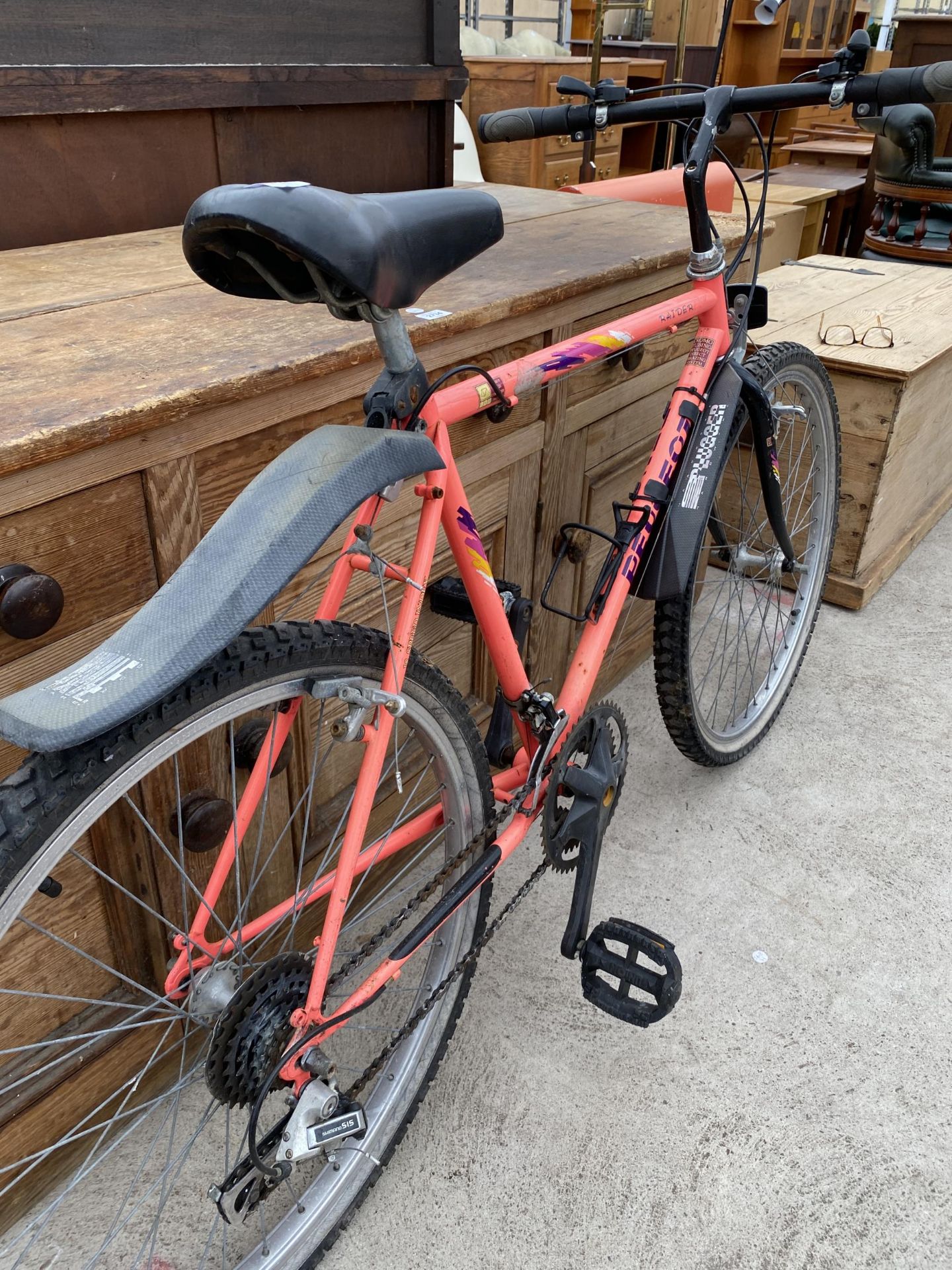 A GENTS PEUGEOT RAIDER BIKE WITH 18 SPEED SHIMANO GEAR SYSTEM - Image 2 of 3