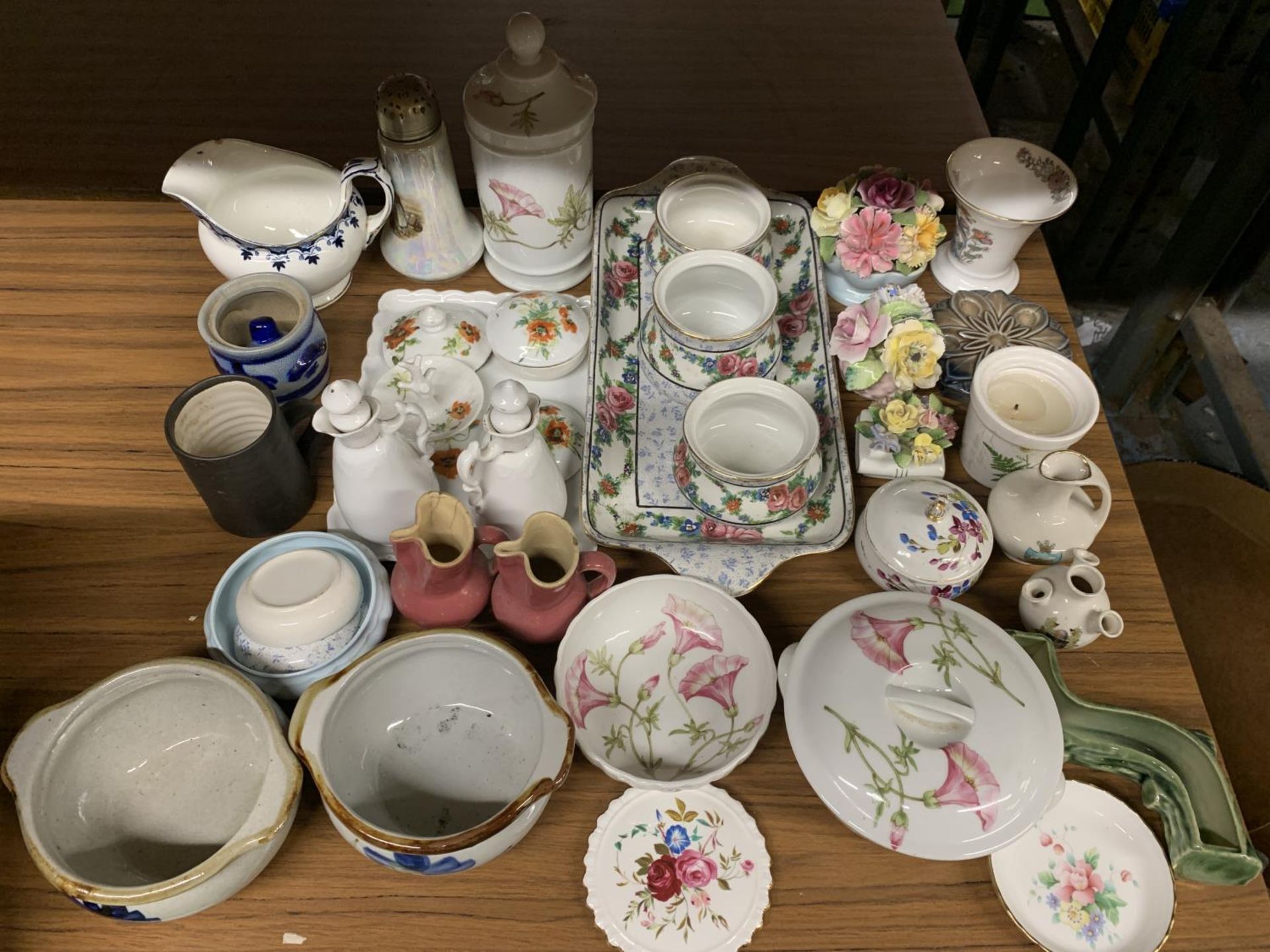 A LARGE QUANTITY OF CERAMIC ITEMS TO INCLUDE TRAYS, BOWLS, TRINKET DISHES, FLORAL POSIES, A DRESSING