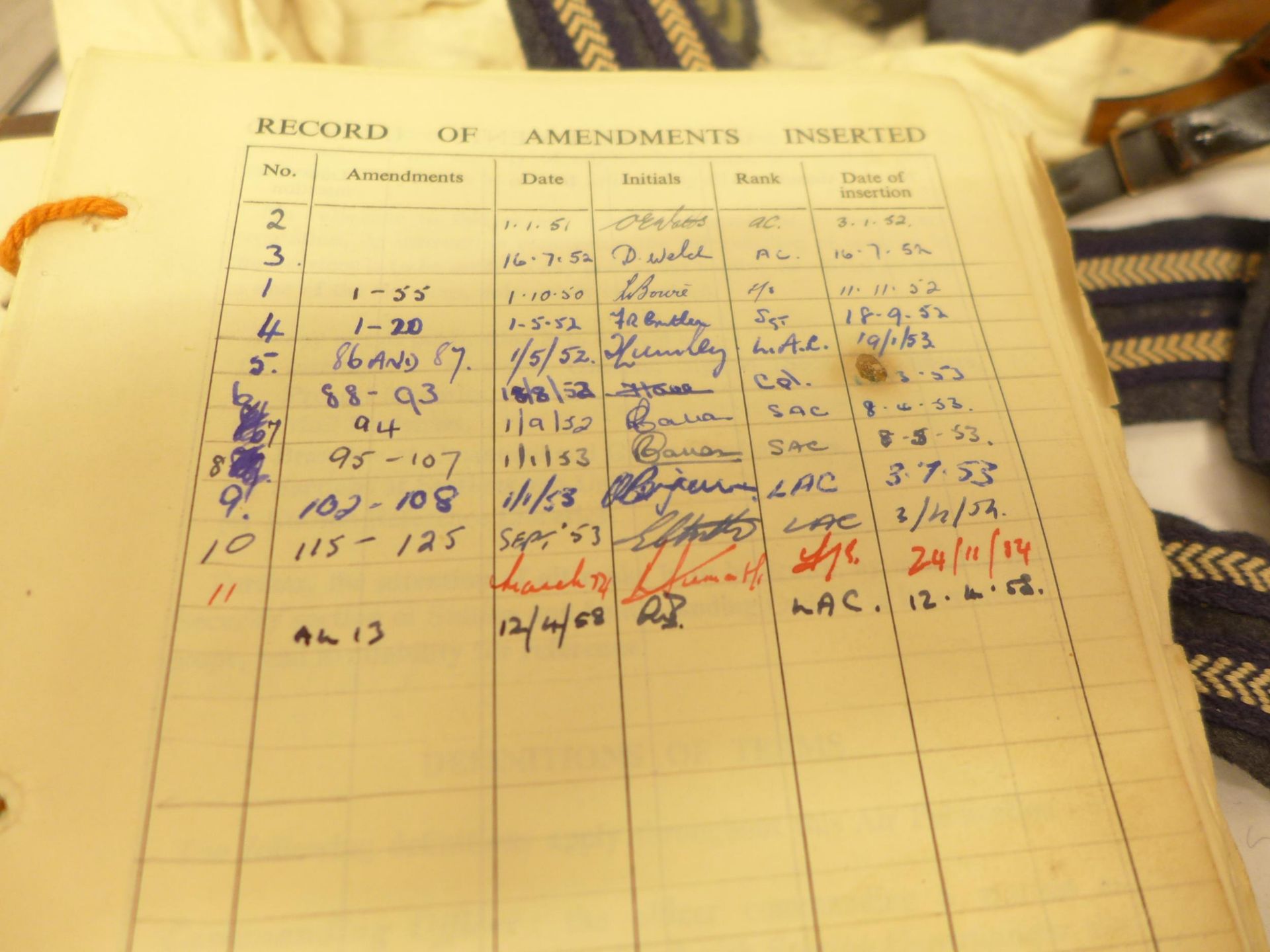 A COLLECTION OF RAF ITEMS TO INCLUDE STRIPES, BADGES, CUTLERY, BOOKLETS ETC - Image 4 of 6