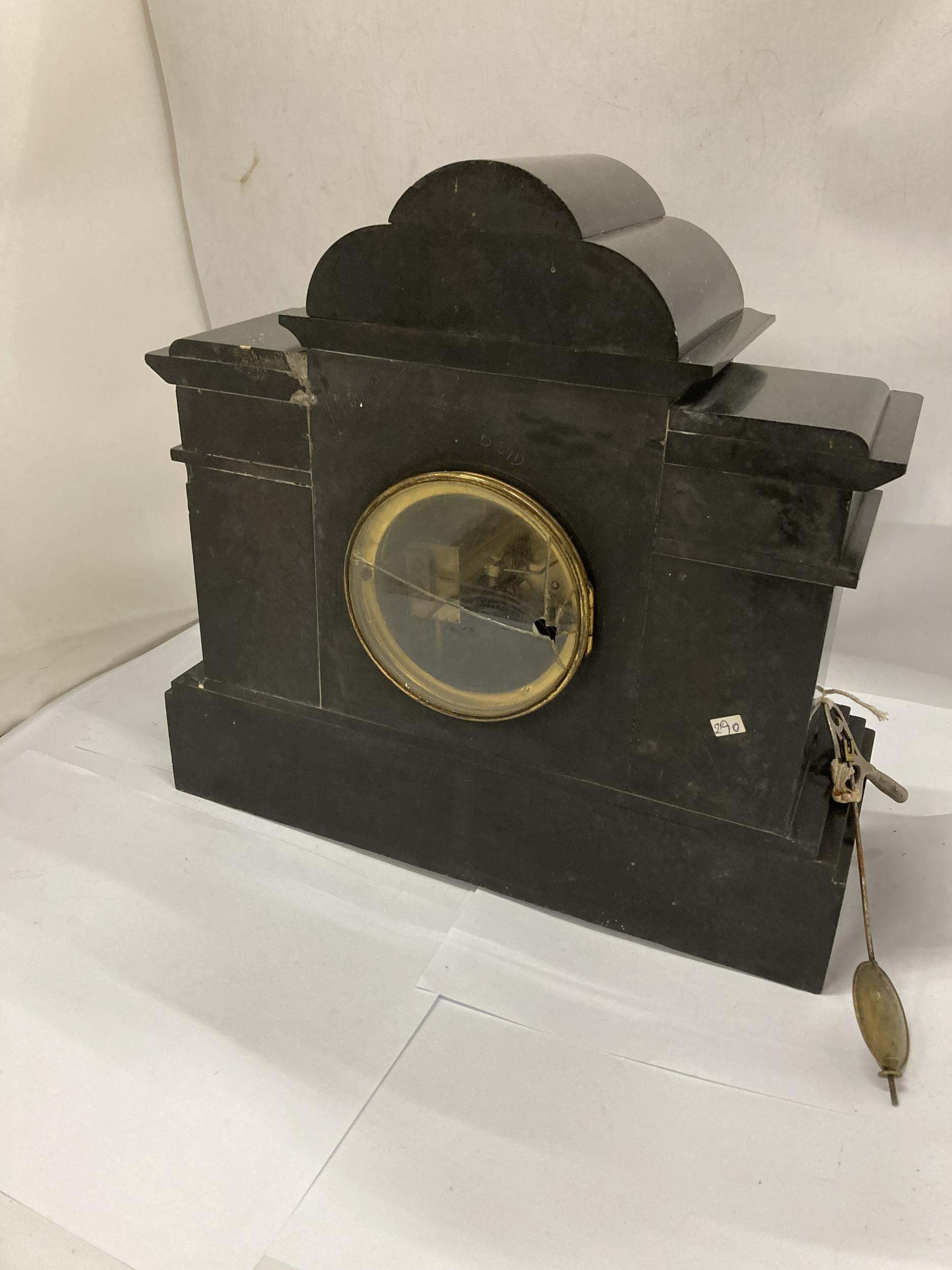 A VICTORIAN SLATE CHIMING MANTLE CLOCK WITH PENDULUM AND KEY - Image 6 of 7