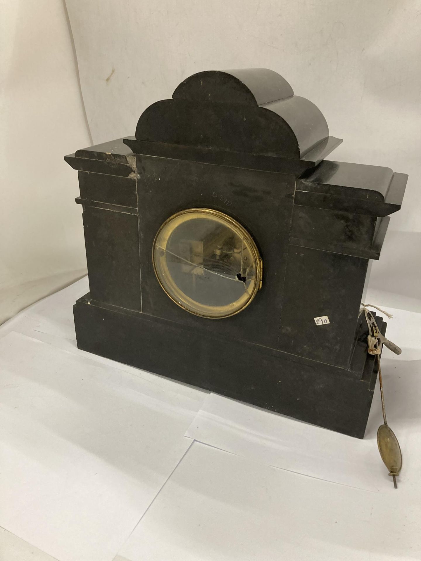 A VICTORIAN SLATE CHIMING MANTLE CLOCK WITH PENDULUM AND KEY - Image 6 of 7